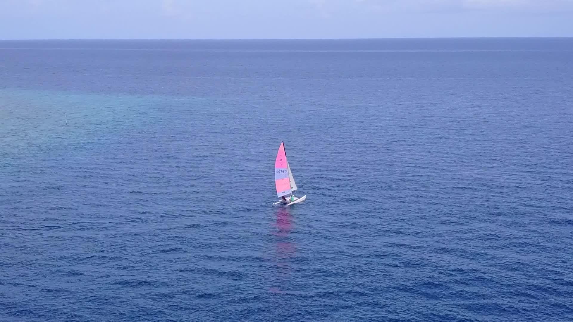 蓝色的海洋和白色的沙尘背景宁静的旅游海滩度假的海景平静地休息视频的预览图
