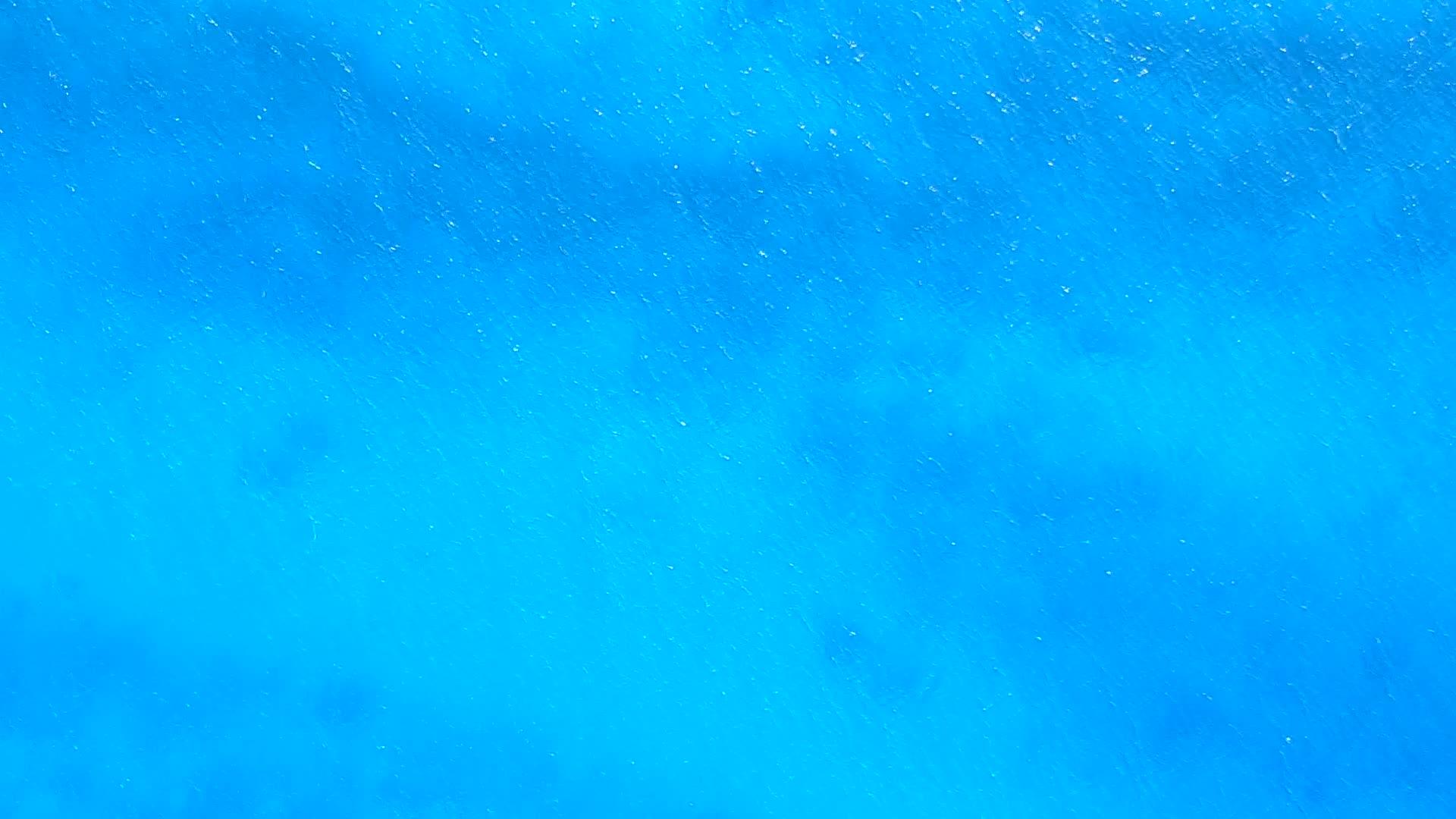 豪华的海滨海滩蓝色的水和白色的沙尘间仰望空中视频的预览图