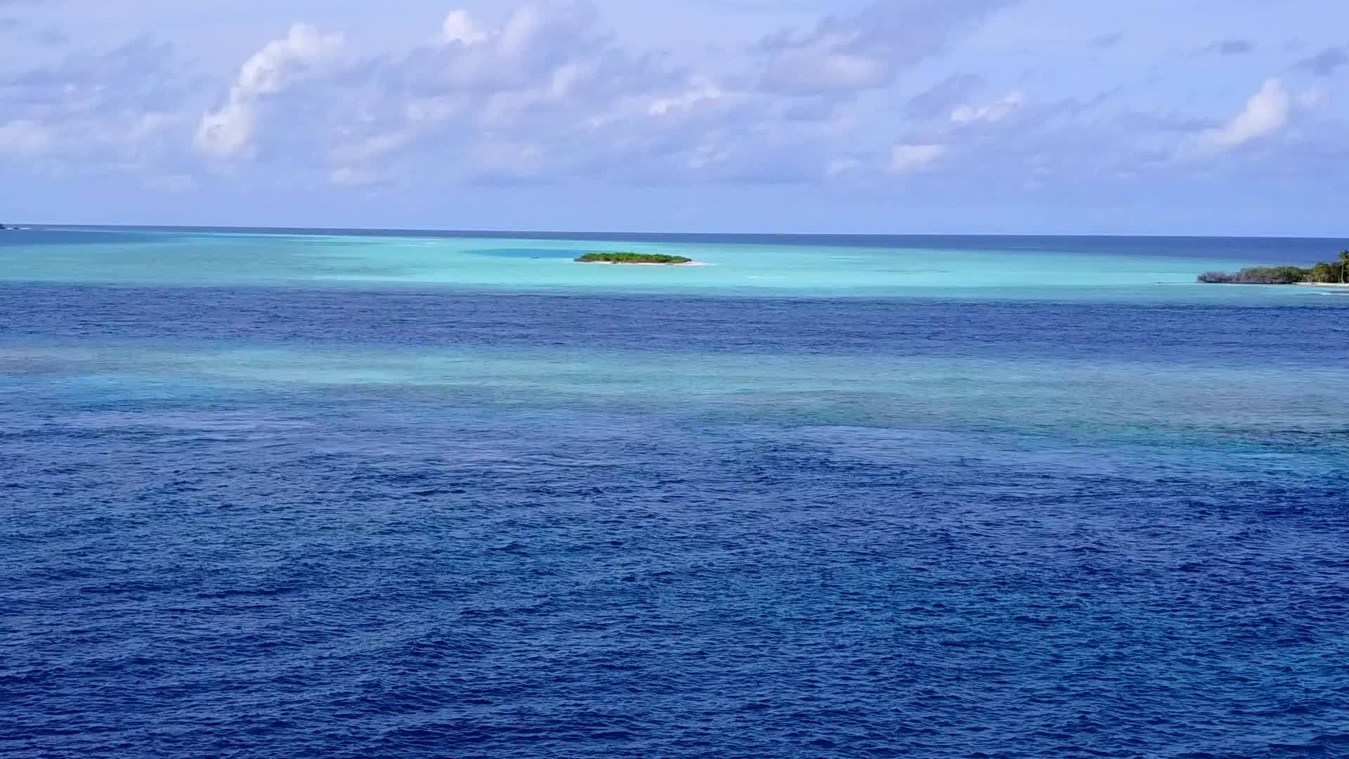 在透明海洋和白色海滩的背景下放松海湾海滩度假的无人机景观视频的预览图