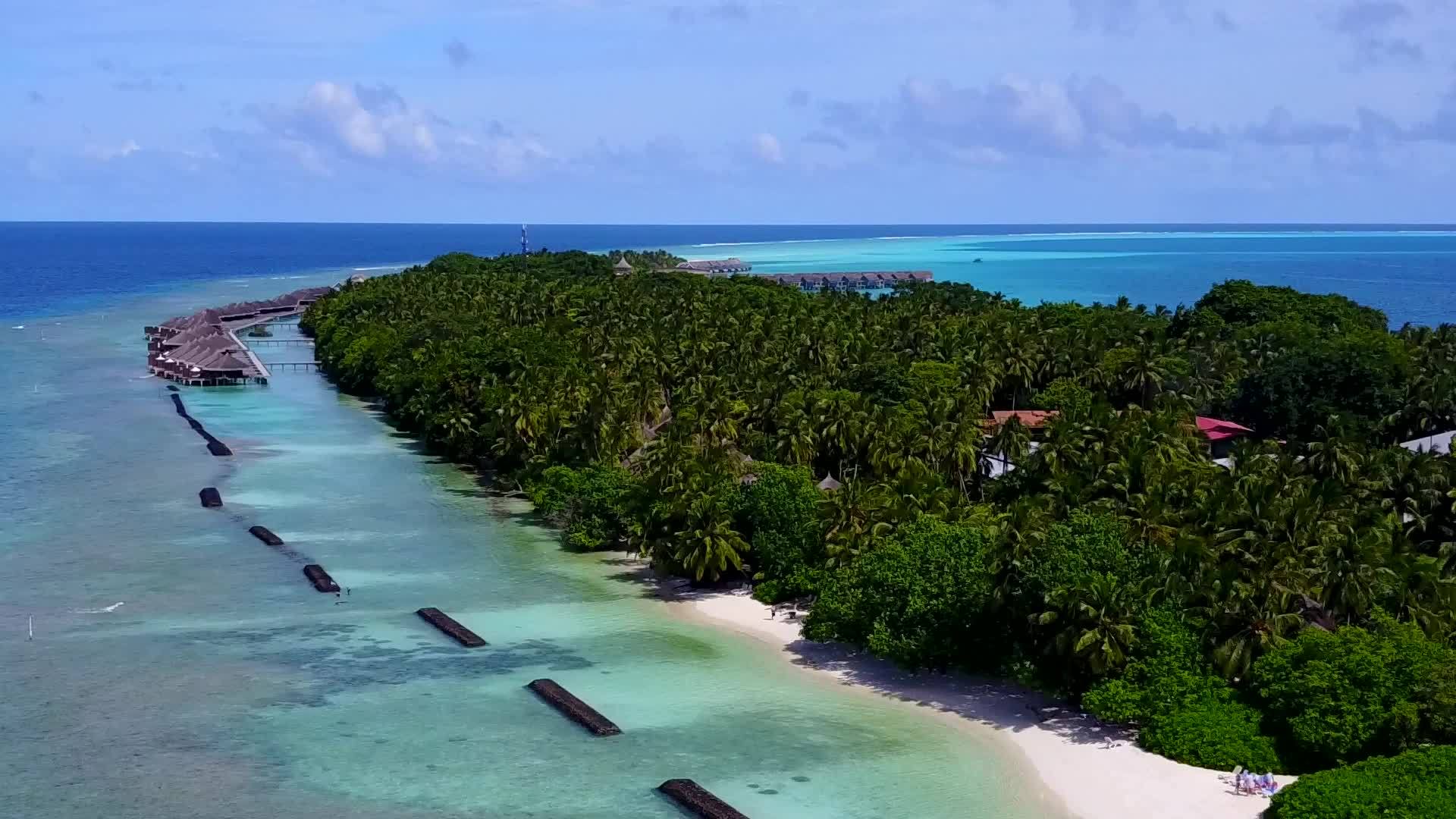 蓝色海洋和白色海滩背景的天堂环礁湖海滩假日空中无人驾驶视频的预览图