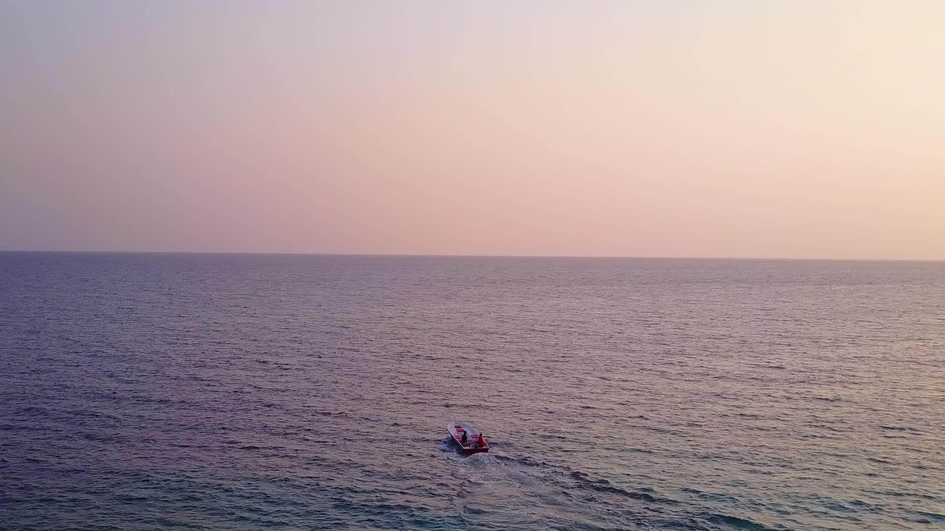 蓝蓝色海洋和浅沙为背景的海滩由蓝色海洋和明沙背景组成视频的预览图