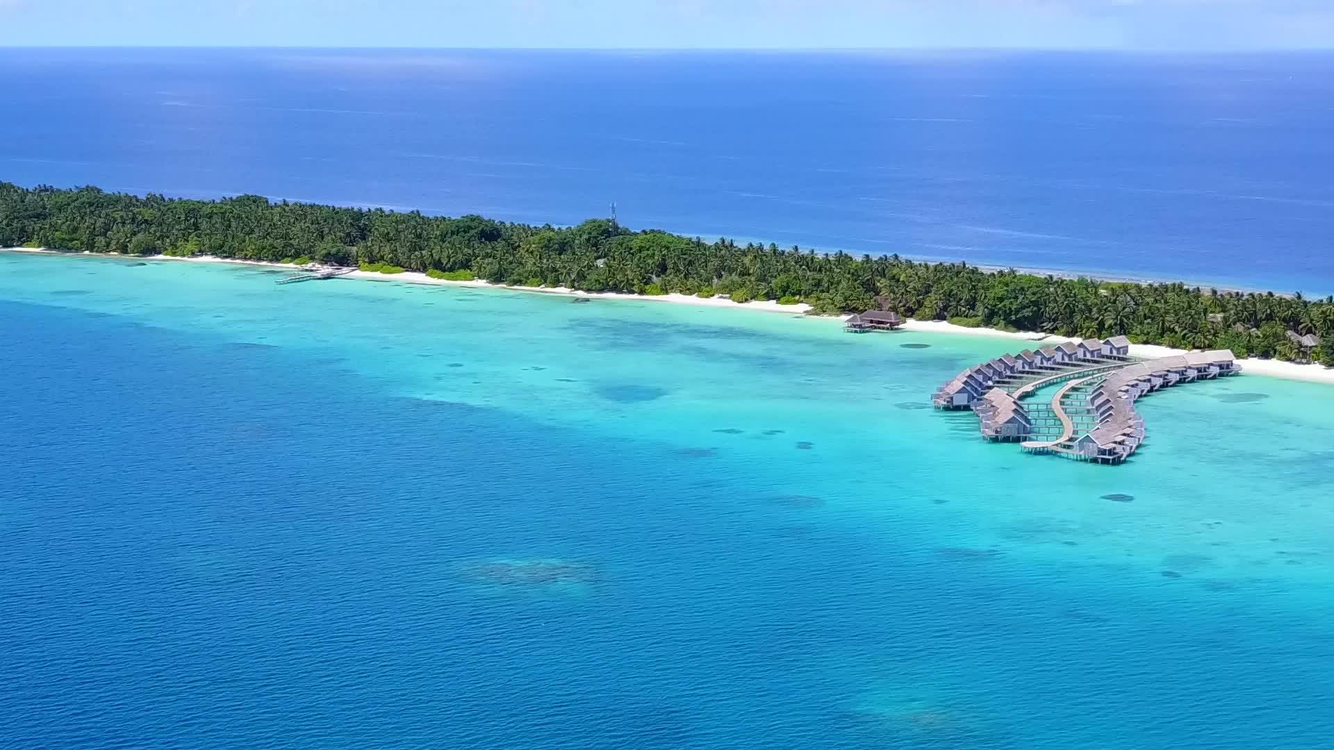 热带度假胜地海滩野生生物海洋和白色海滩背景的无人驾驶视频的预览图