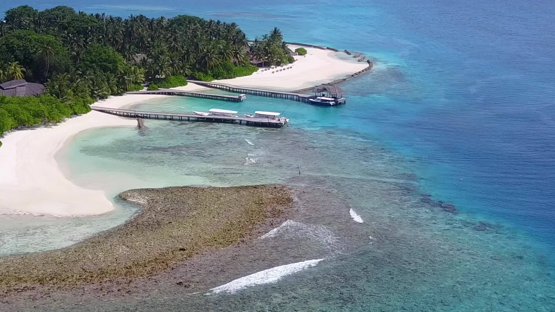 沿海海滩度假的田园诗般的空中无人机旅游视频的预览图