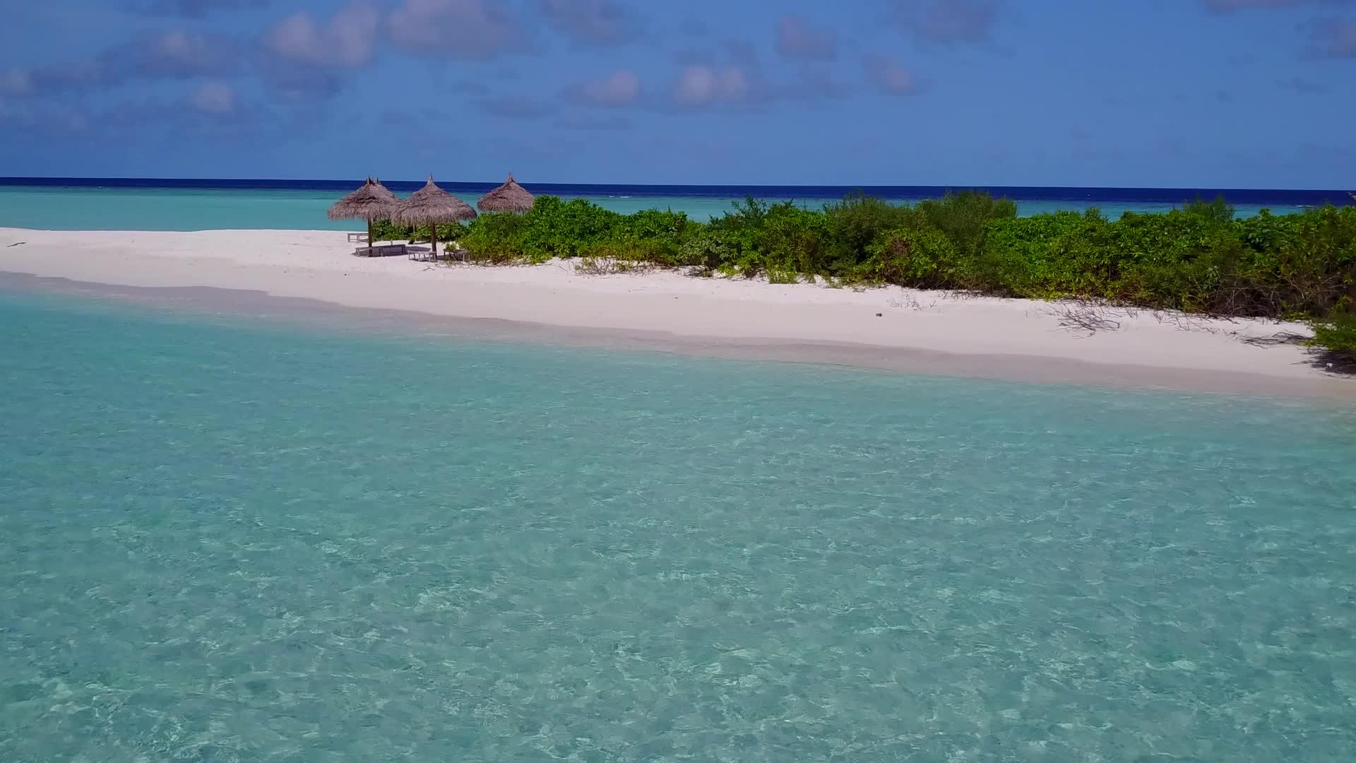 以蓝环礁湖和白沙为背景的美丽海滩旅行视频的预览图