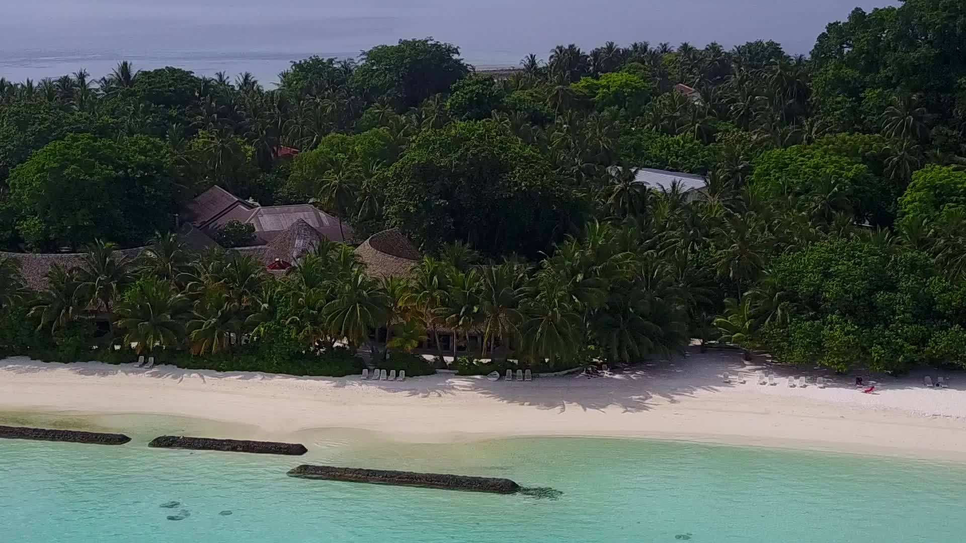 无人驾驶蓝色环礁湖和浅沙背景视频的预览图