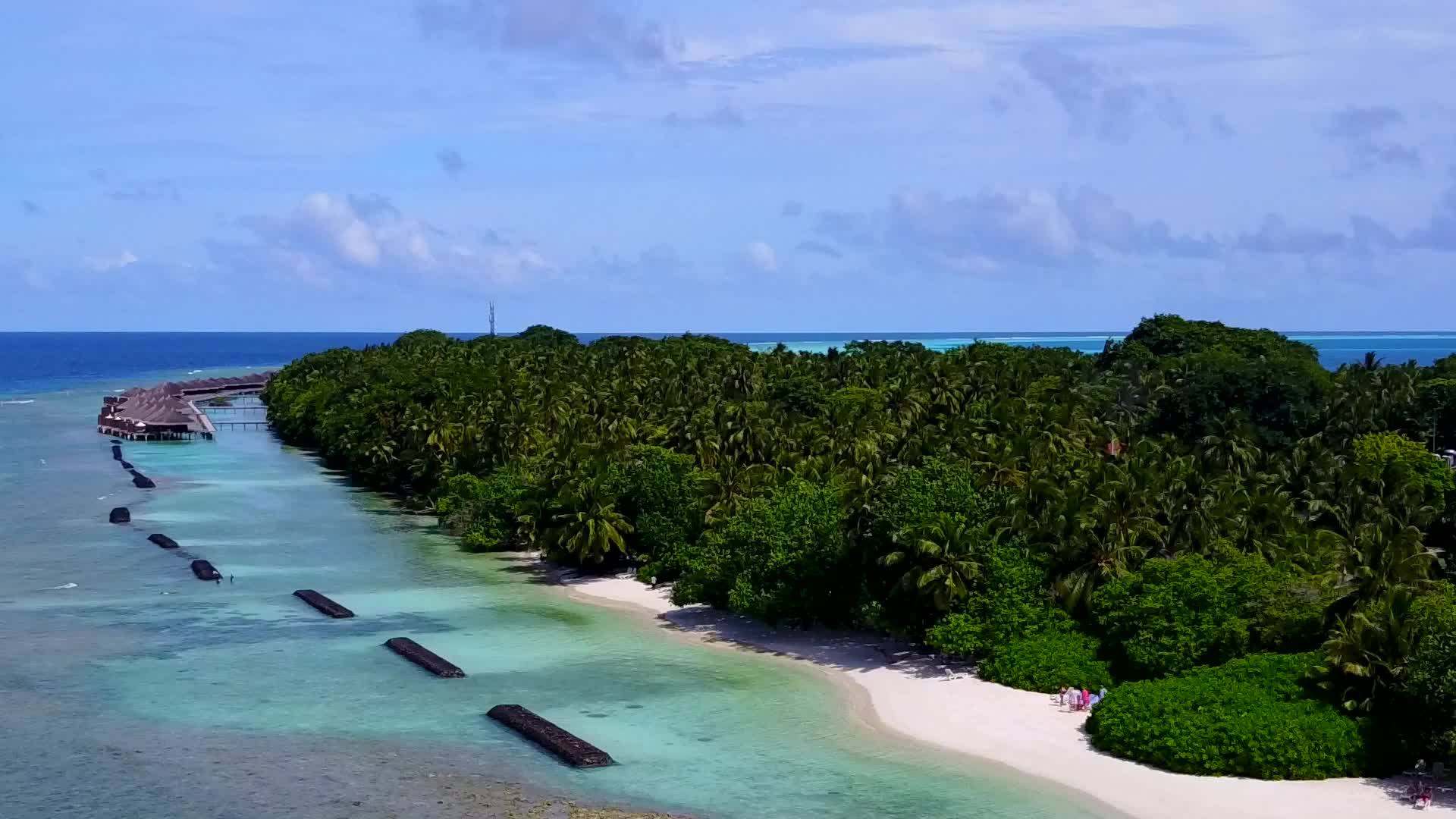 以浅环礁湖和白色沙滩为背景放松海岸海滩航程的无人驾驶视频的预览图