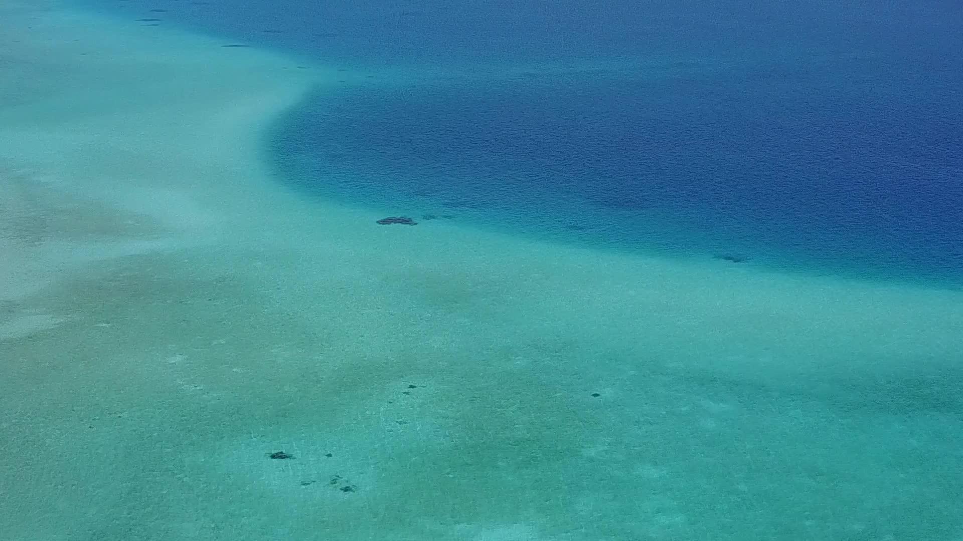 以水、蓝水、白沙为背景的海滨生活方式观赏宁静的海面视频的预览图