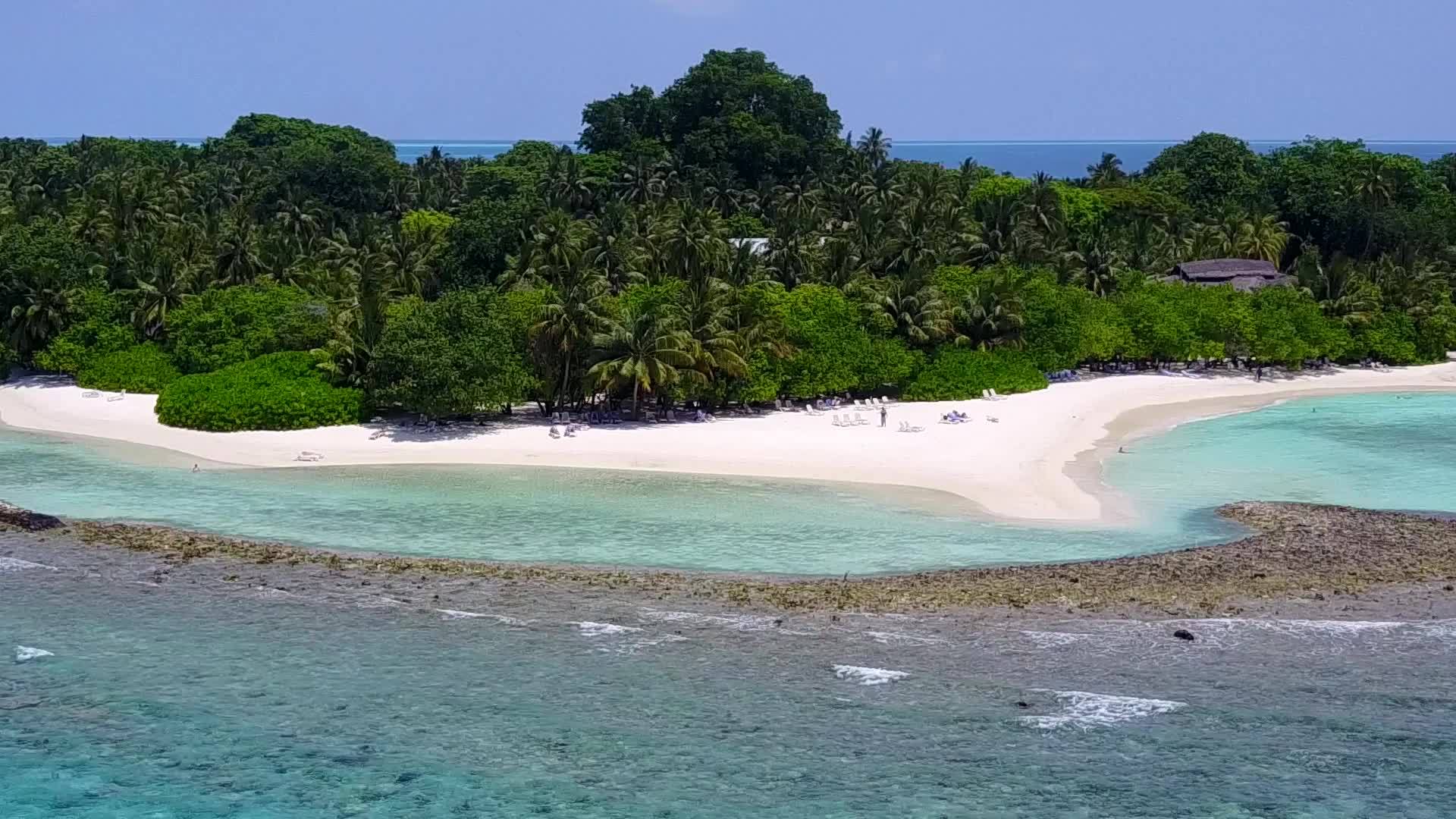 蓝色海洋和白色海滩背景的天堂环礁湖海滩冒险视频的预览图