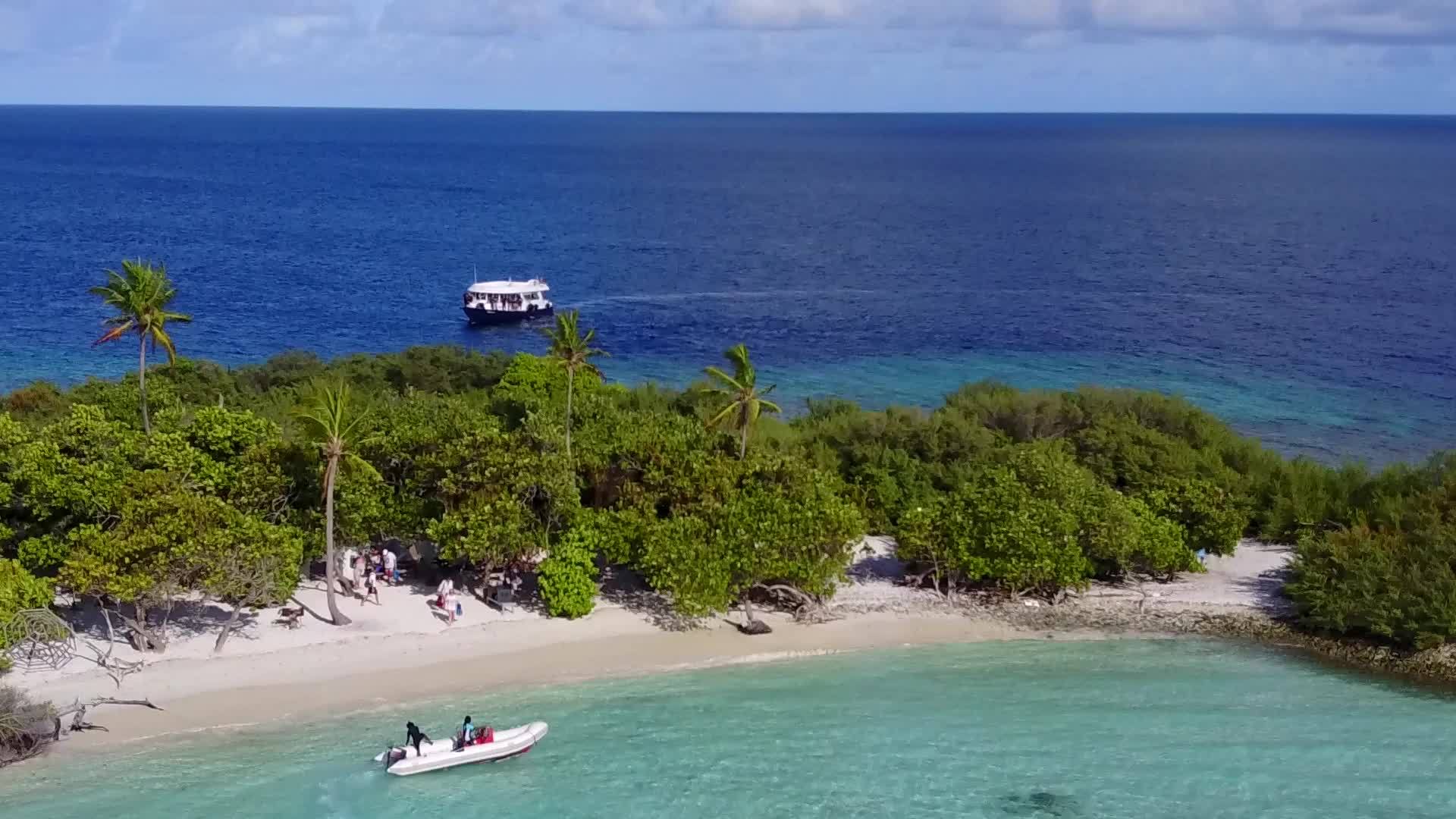 蓝绿色海洋和清洁沙滩背景的岛屿海滩冒险风景AC.57视频的预览图