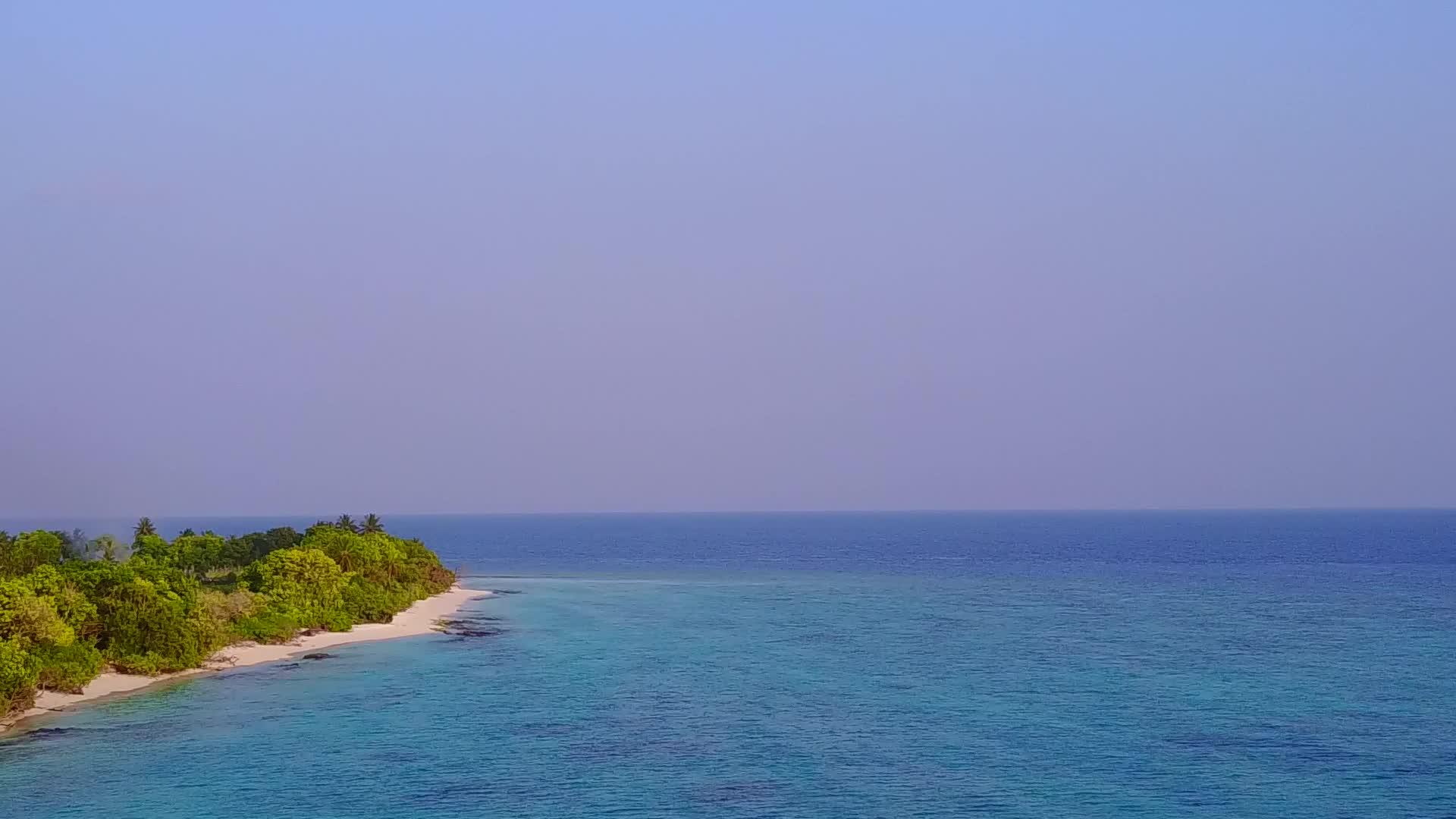 空中无人驾驶飞机在蓝海的背景下以白色的沙子放松海湾视频的预览图