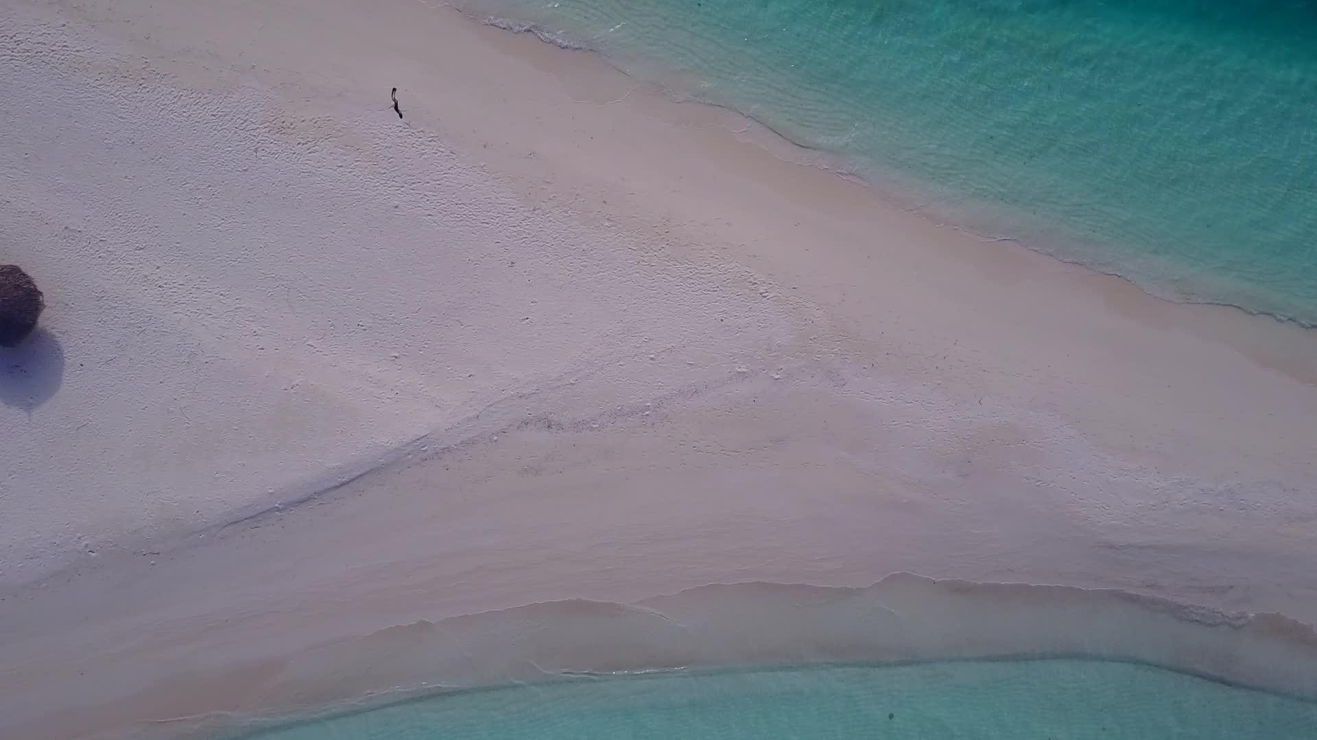 在绿松石水和白沙的背景下田园诗般的海滩休息无人机视频的预览图
