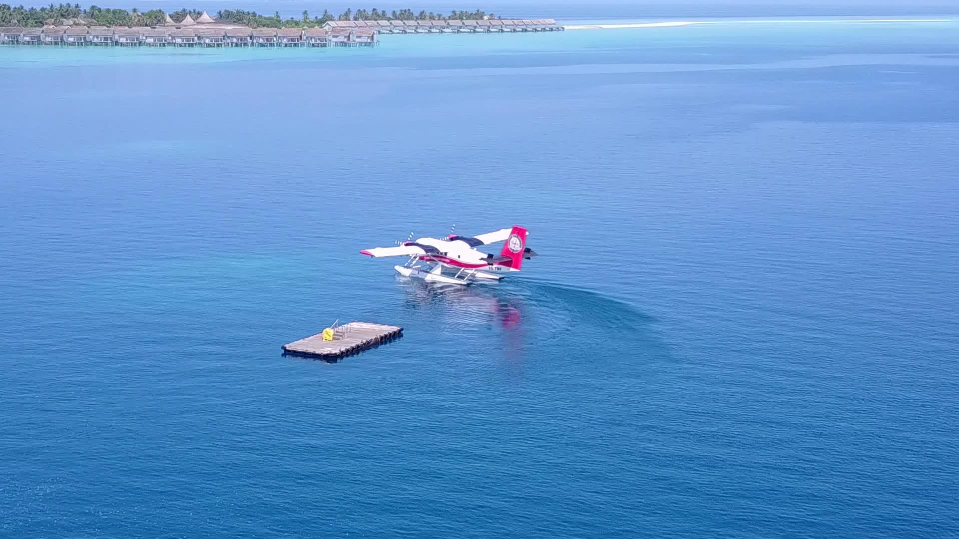 白沙背景蓝海热带海滩度假空中景观视频的预览图
