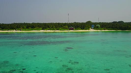 在豪华岛屿海滩度假期间白色蓝沙背景的绿松石环礁湖在空中视频的预览图