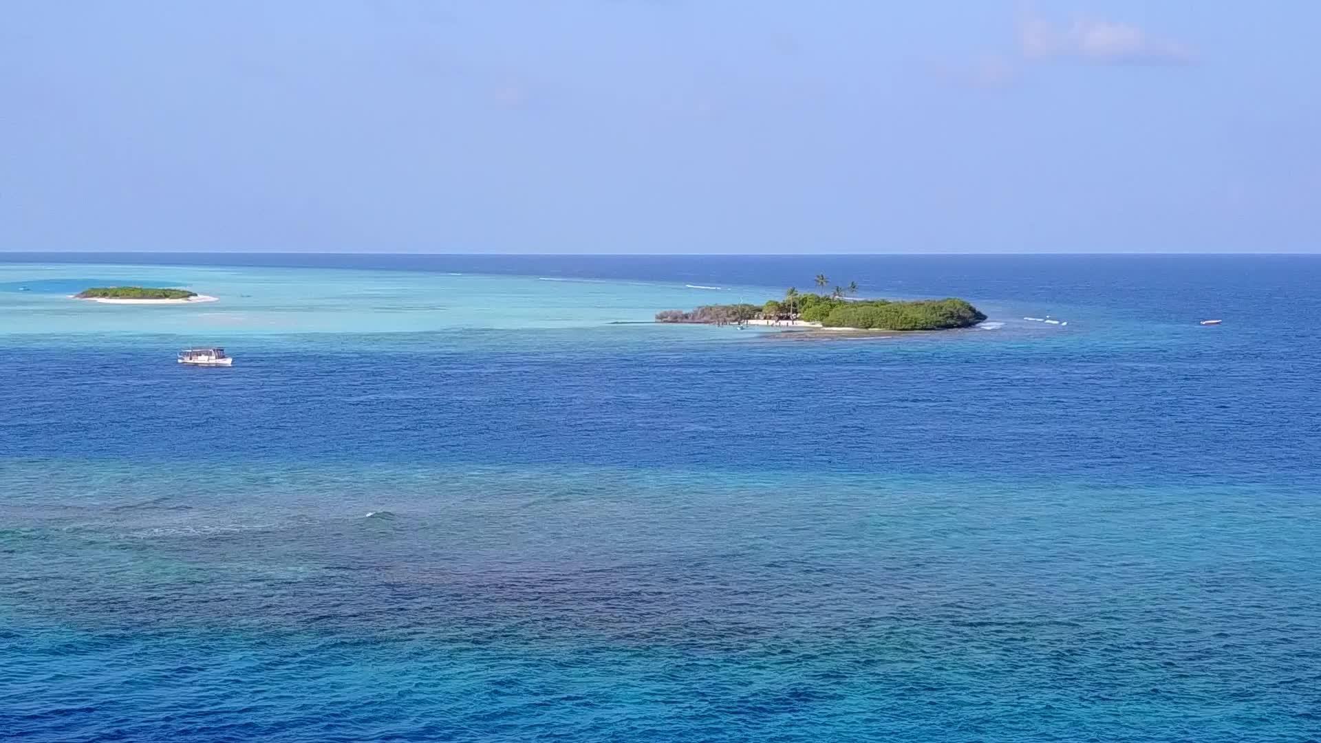 绿松石海和白色海滩背景下的异国情调海滨海滩度假无人机视频的预览图