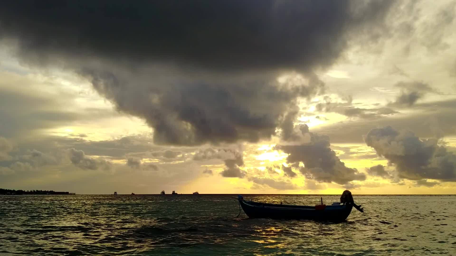 水蓝色海水和干净的沙质背景天堂海景海滩度假空气视频的预览图