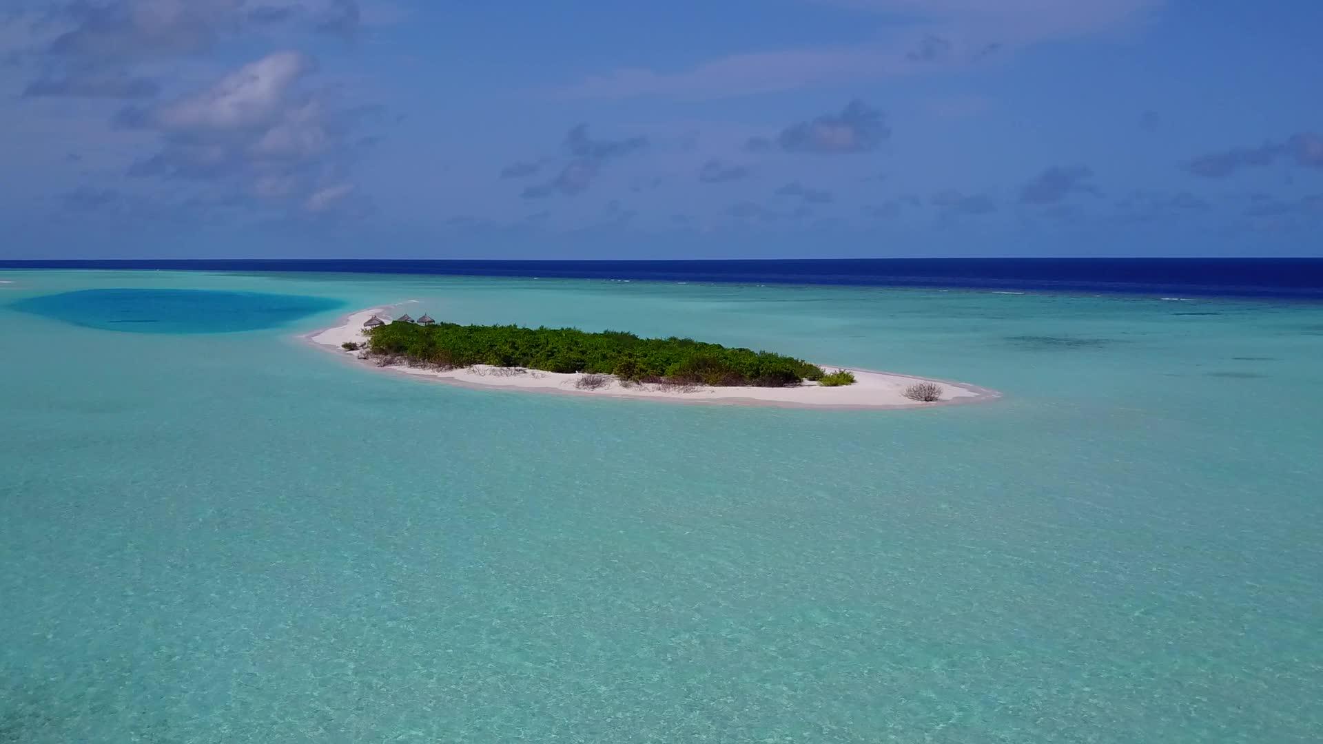 空中无人飞机以蓝海和白沙的背景打破了豪华的岛屿海滩视频的预览图