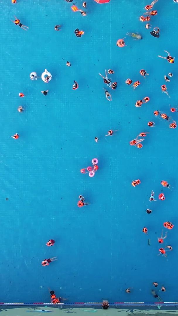 航拍城市夏季消暑降温体育游泳亲子素材视频的预览图
