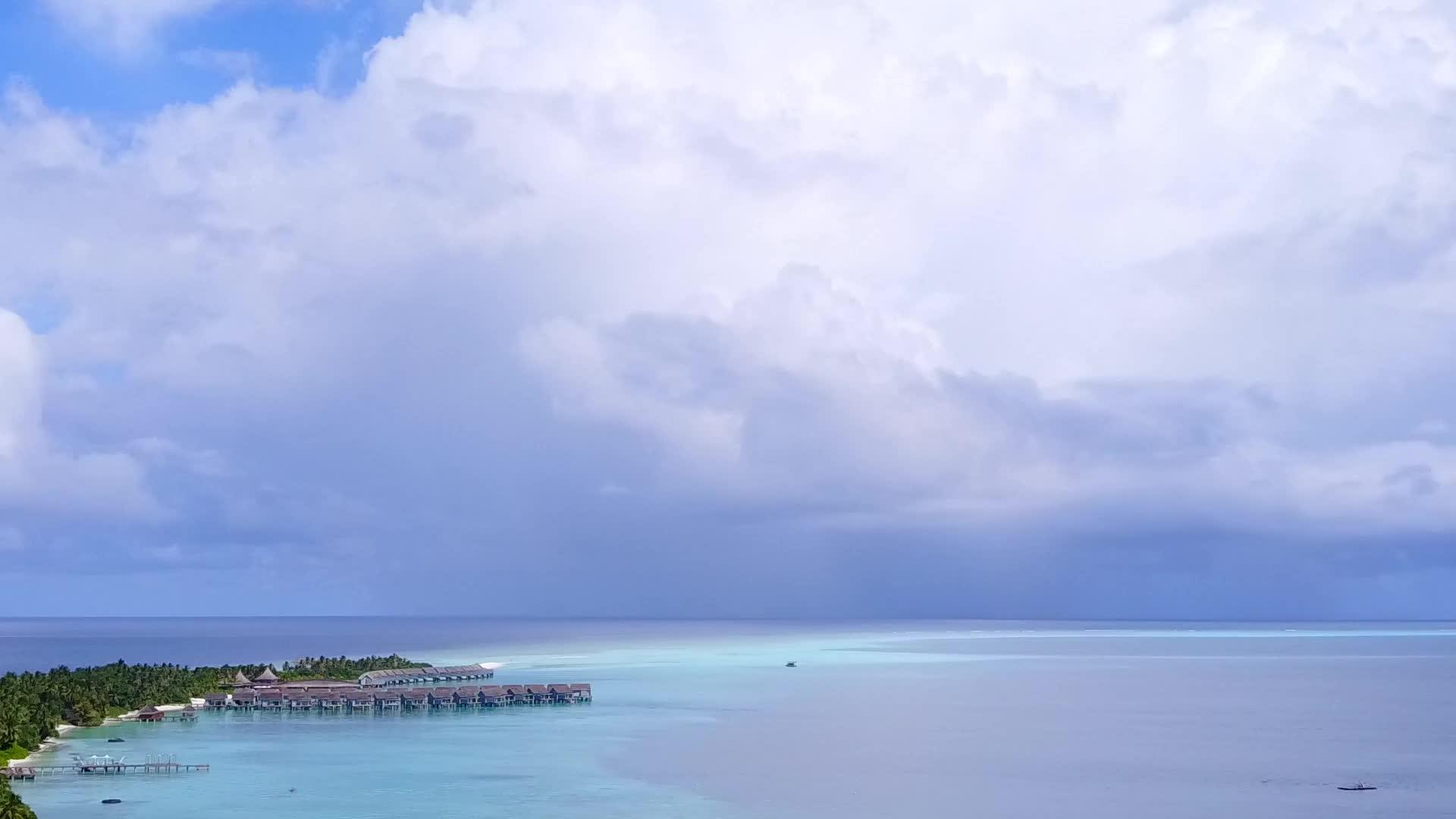 以蓝水和干净的沙地为背景看看海洋环礁湖海滩假日的海景视频的预览图