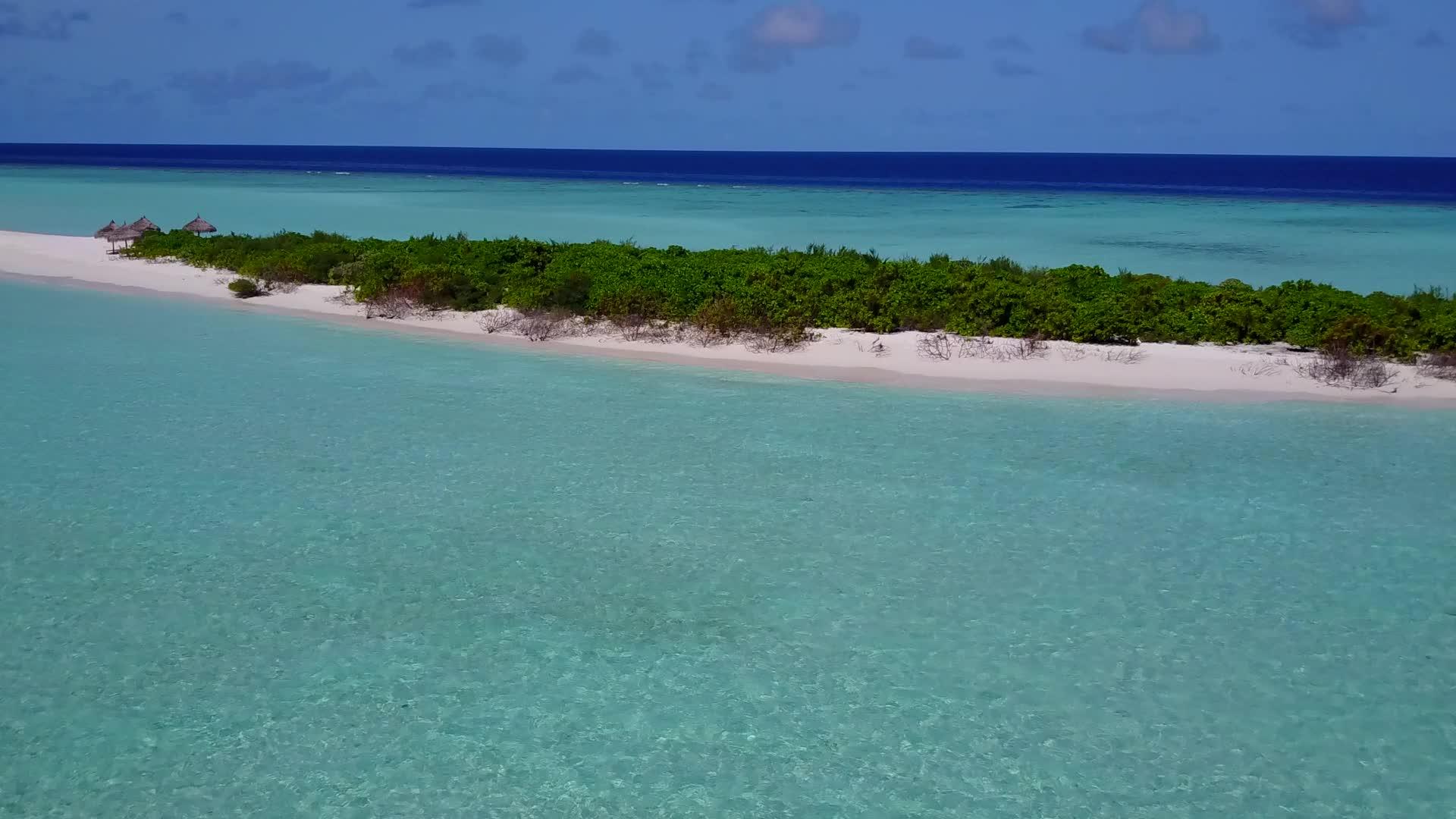 以蓝水和白沙为背景的沿海航行在宁静的海滩上旅行视频的预览图