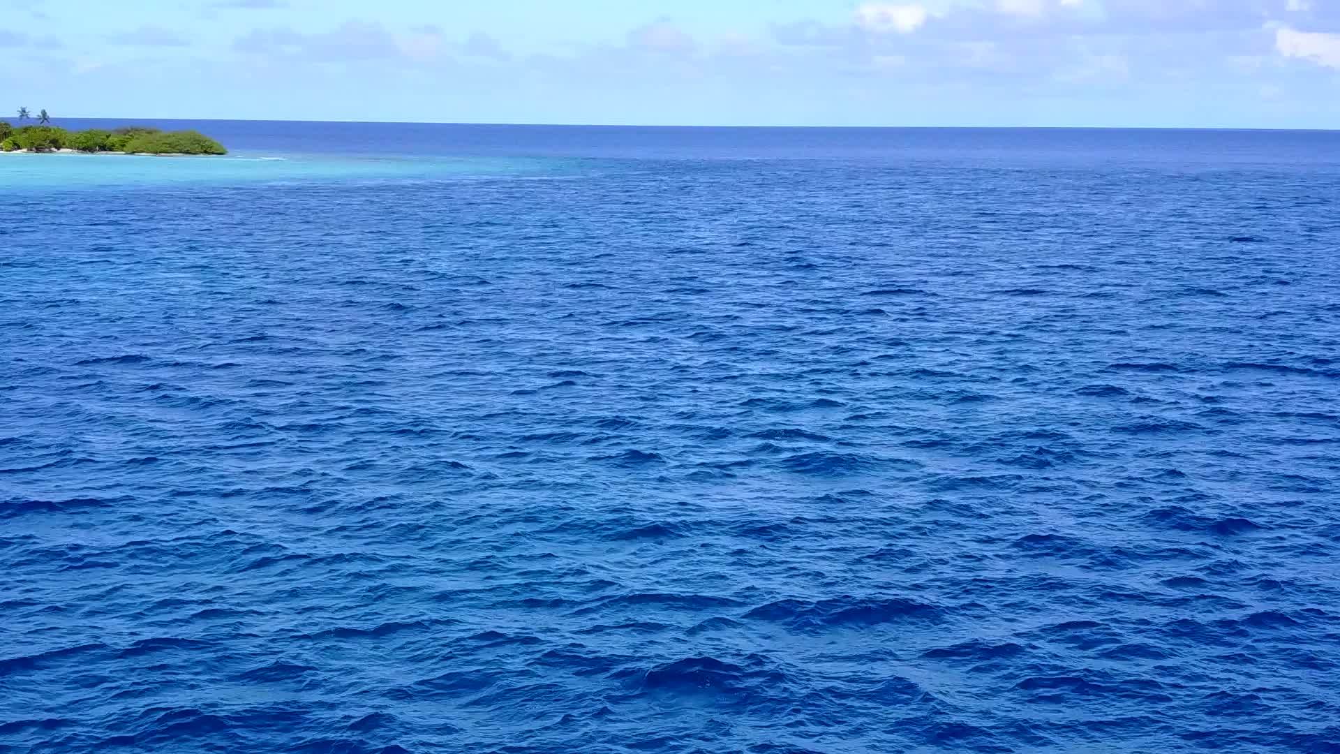 以蓝色水和白色沙土为背景的宁静海岸线海岸线视频的预览图