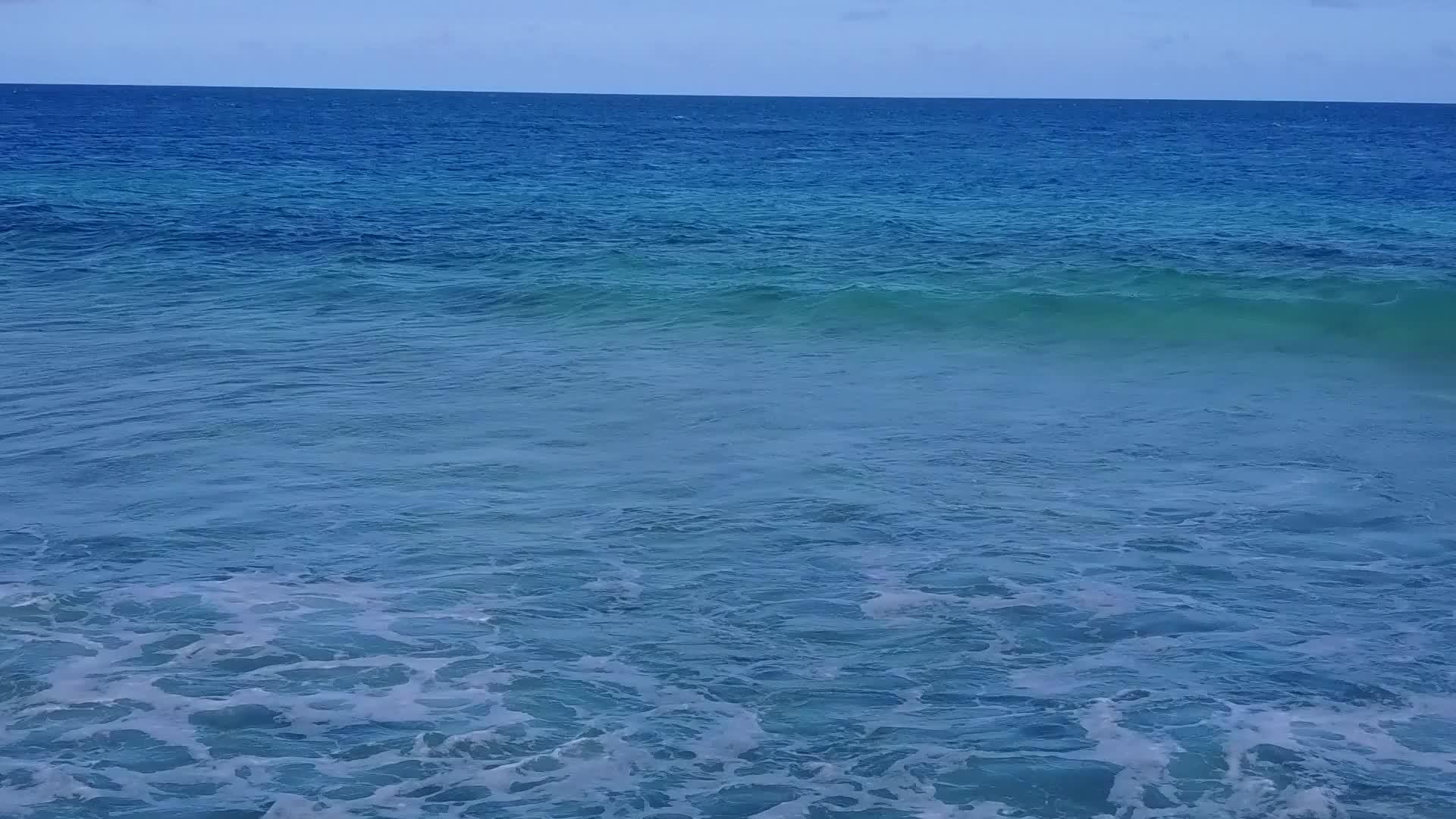 宁静的海滩生活方式以白色的沙滩背景和蓝色的水为基础视频的预览图