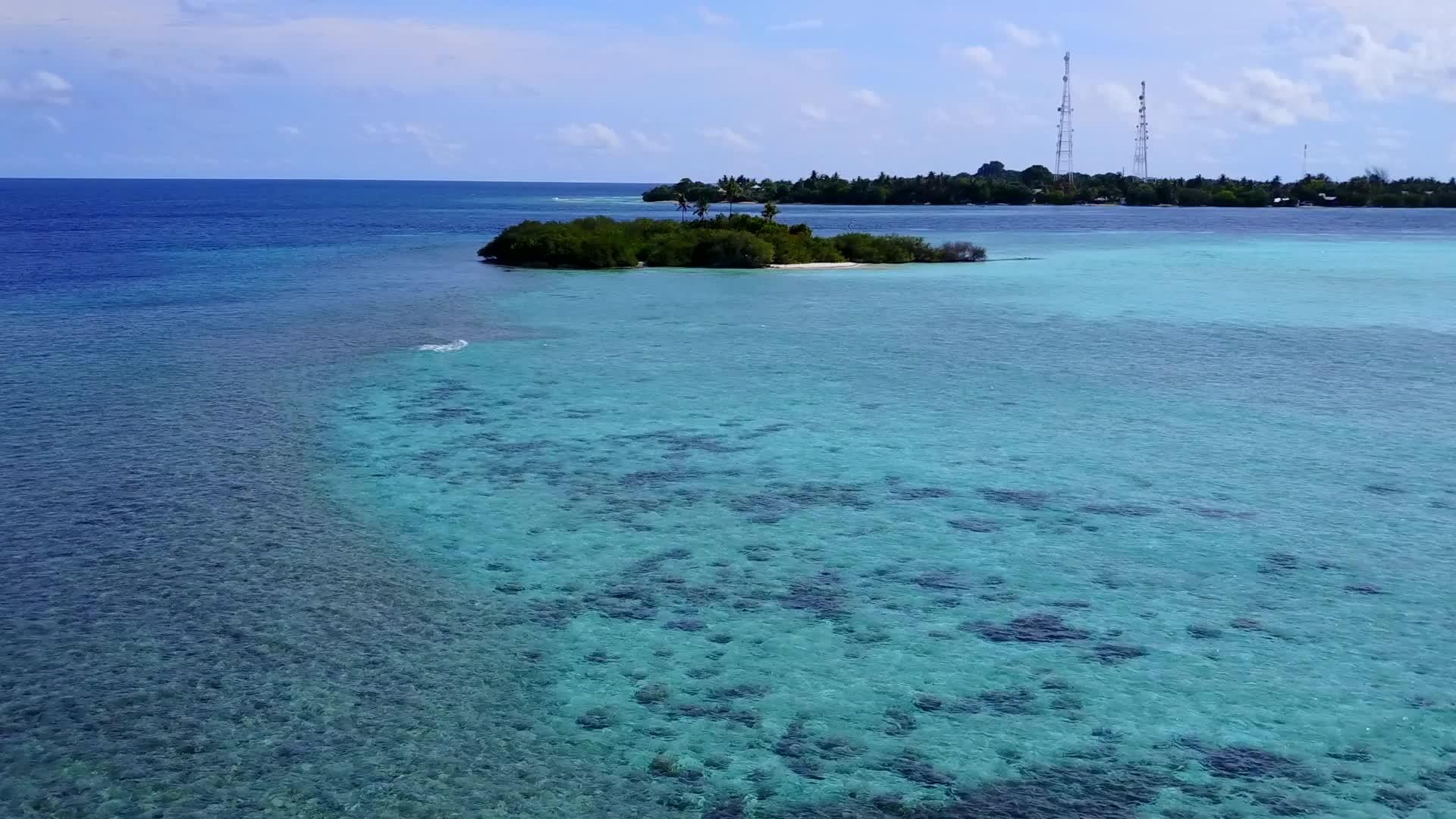 在白沙的背景下透明的泻湖和田园诗般的海岸海滩度假视频的预览图