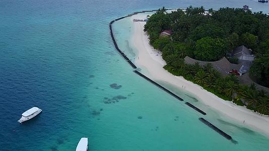 热带海岸海滩以浅环礁湖和白色海滩为背景天空中断视频的预览图