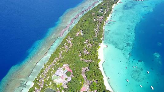 海洋岛屿海滩生活以水蓝环礁湖和白色沙滩为背景视频的预览图