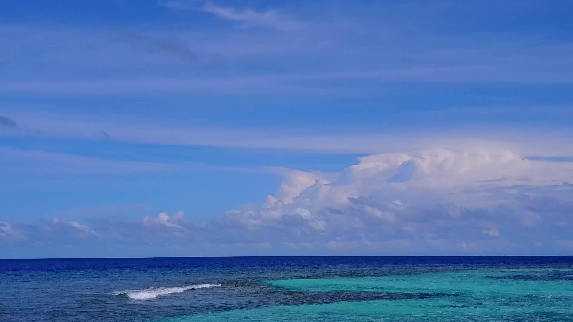 以白沙海为背景的深蓝色海平面旅游海滩生活方式视频的预览图