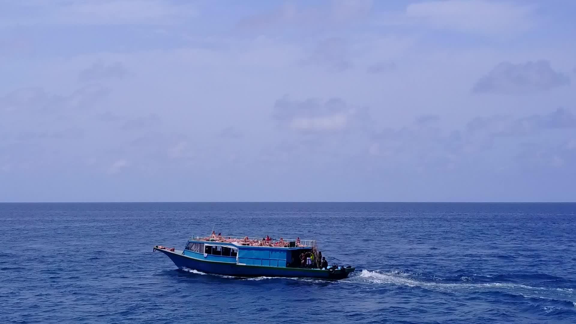 以蓝环礁湖和白沙为背景在宁静的海滩度假视频的预览图