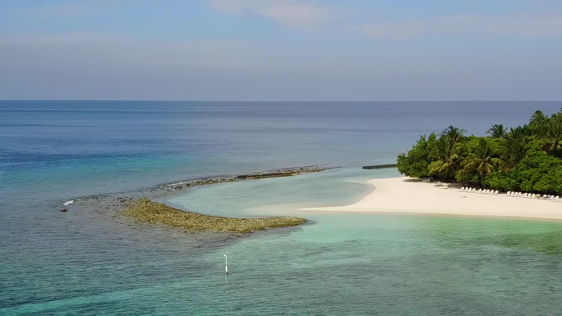 蓝色环礁湖和白色沙尘背景的完美岛屿海滩航行无人在空中航行视频的预览图