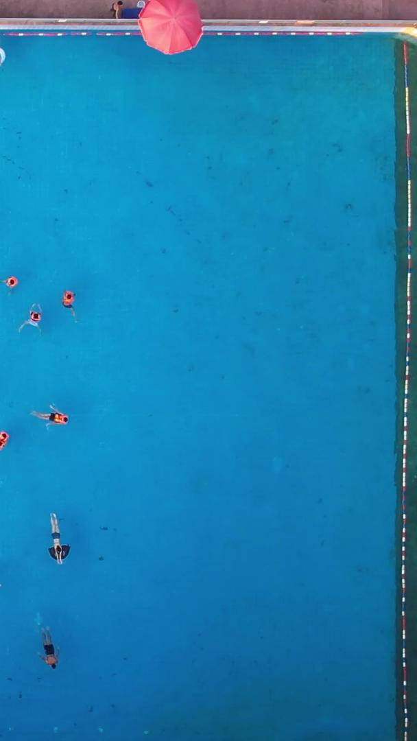 航拍城市夏季消暑降温体育游泳亲子素材视频的预览图