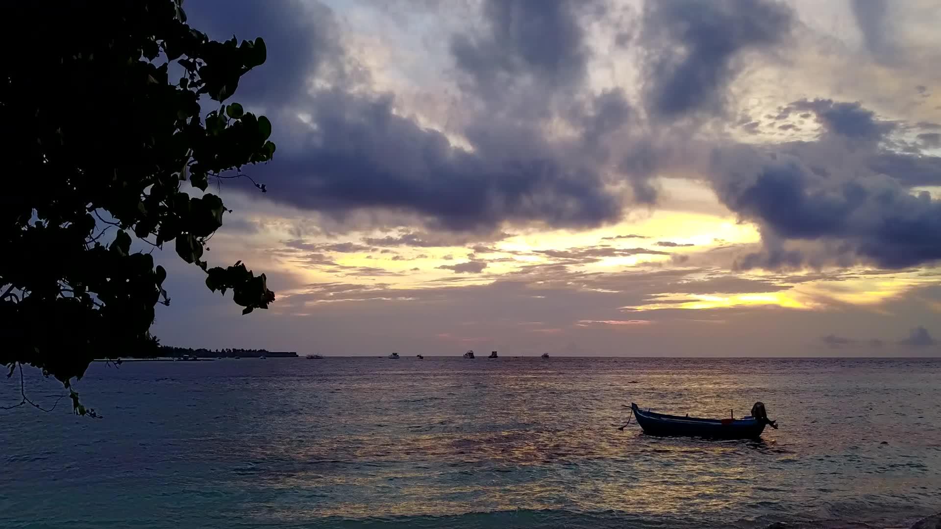 蓝绿色和白色沙底蓝色背景海平面海滩放松海景视频的预览图