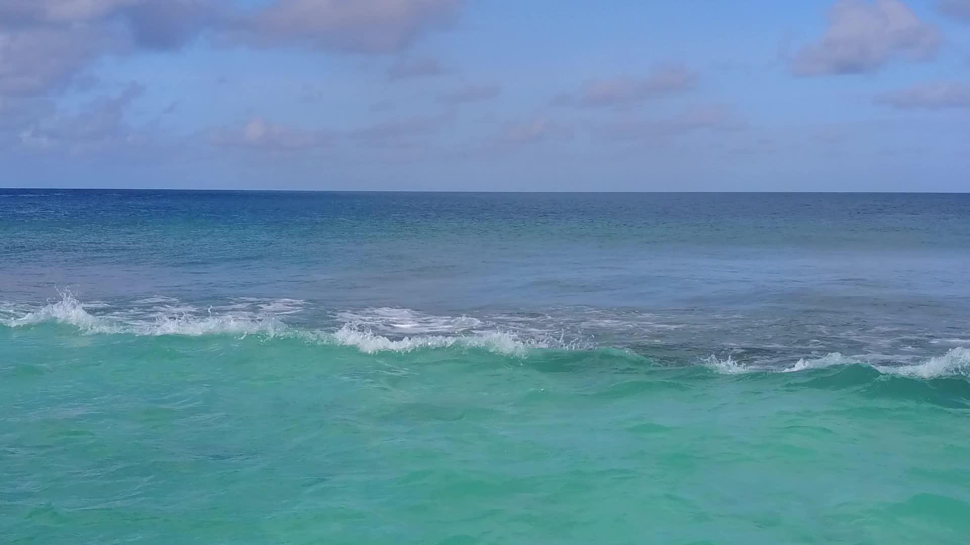 蓝绿海白沙背景下完美的海景海滩之旅视频的预览图
