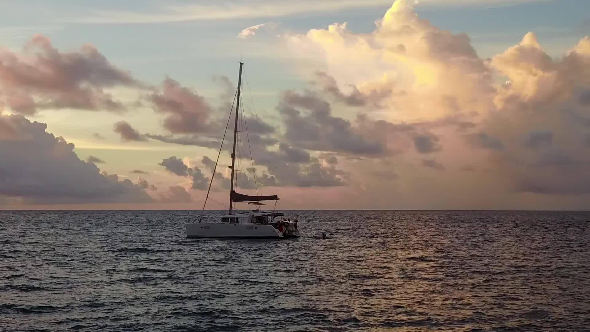 美丽的度假胜地蓝绿色的水和浅沙色的水和浅沙的背景视频的预览图