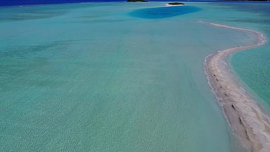 在水蓝色海洋和白色海滩的背景下轻松度假海滩度假空中无人机视频的预览图