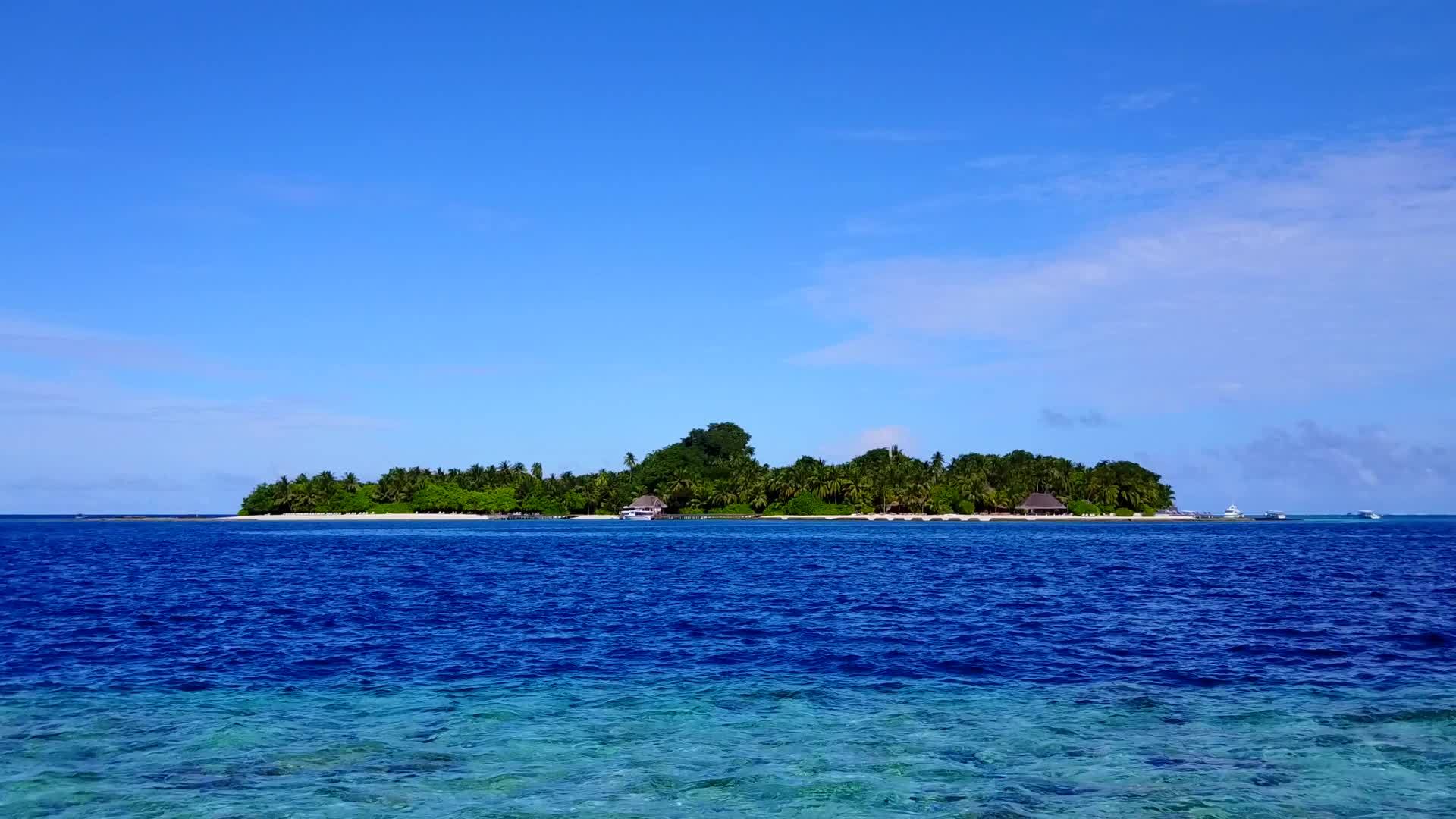 无人机在水蓝色海洋和明亮的沙滩背景下航行视频的预览图