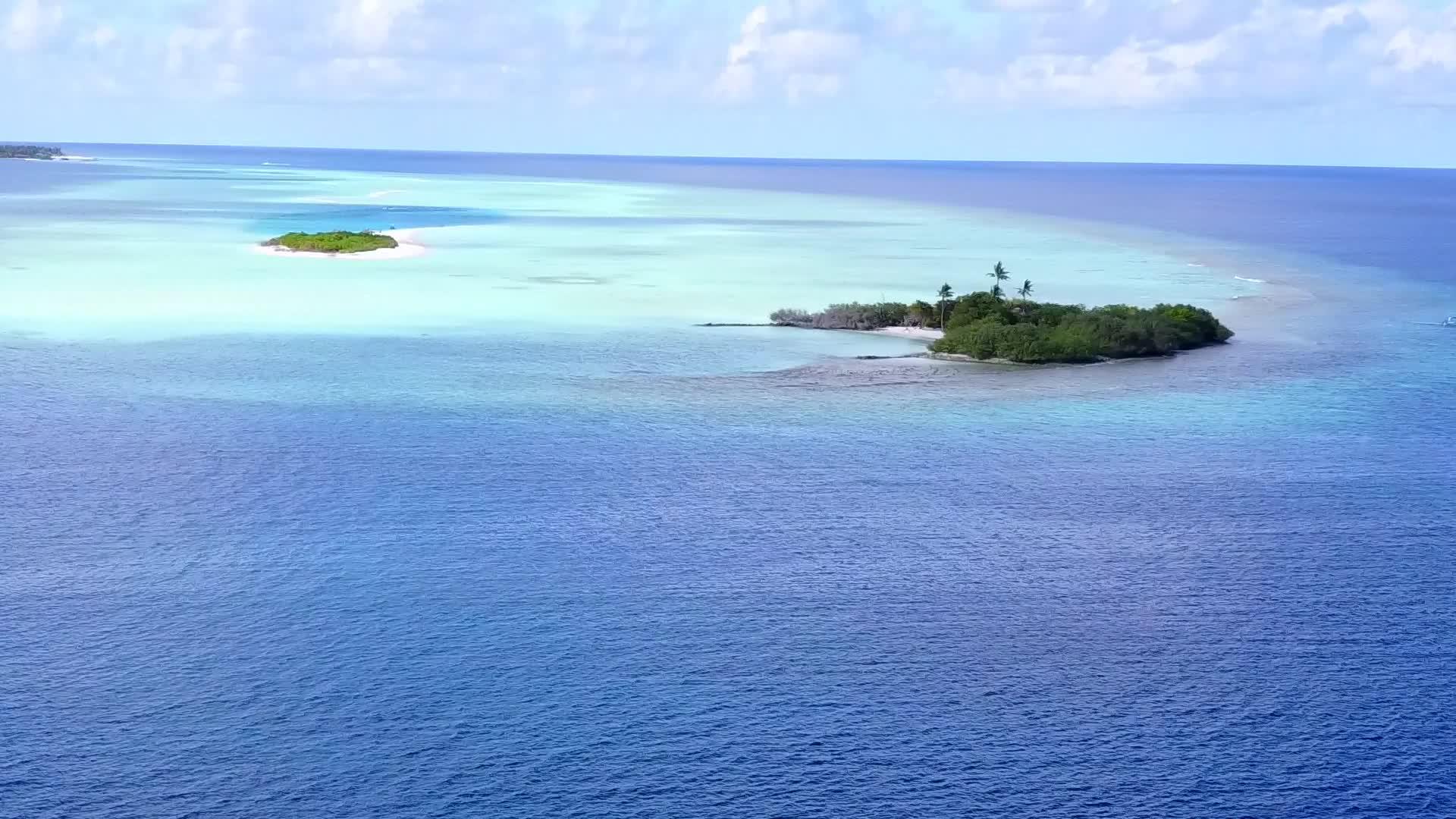 以清澈的海洋和白色的沙沙背景在天堂湾海滩海上旅行视频的预览图