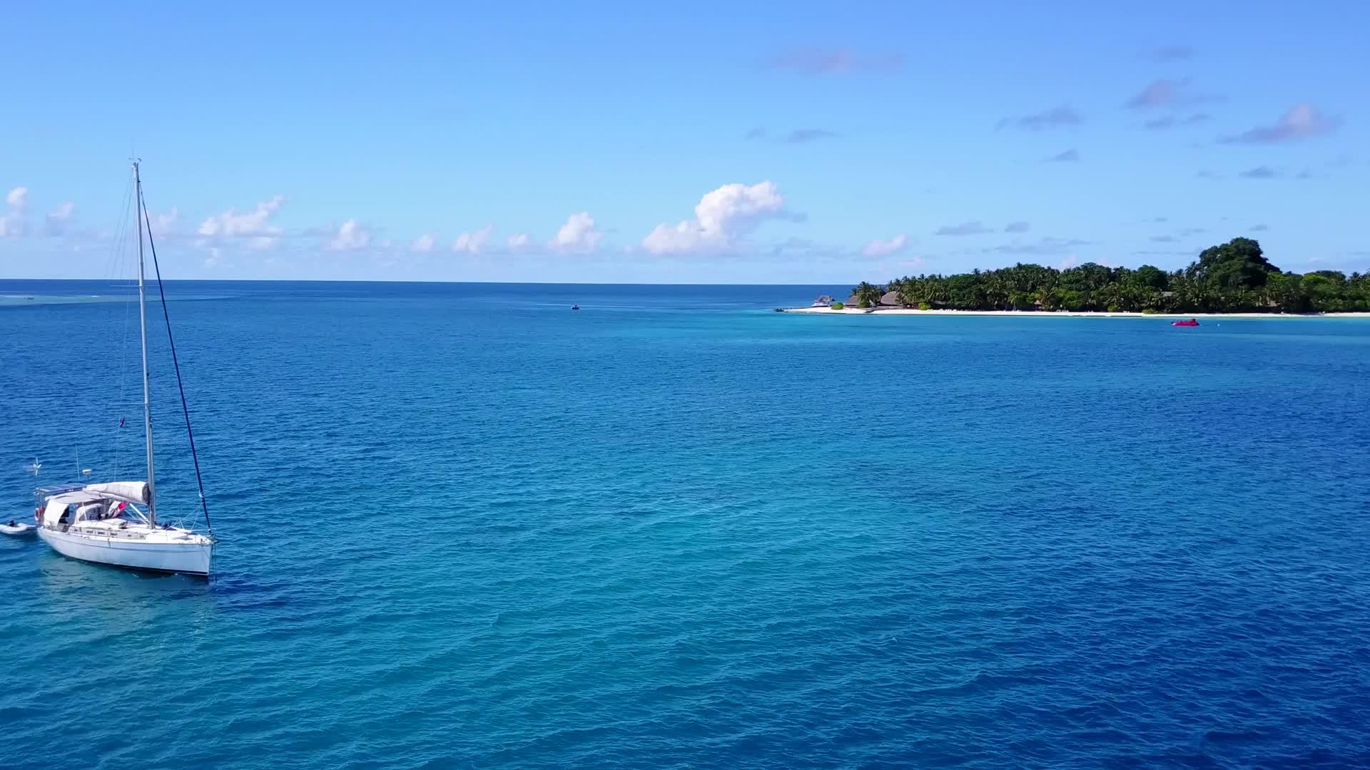 以白沙为背景的蓝色海洋放松了岛屿海滩旅行的空中视野视频的预览图