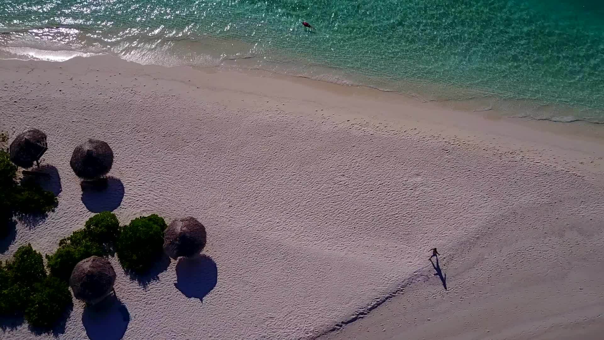 天堂海岸海滩之旅的空中无人机海景白沙背景清澈的大海视频的预览图