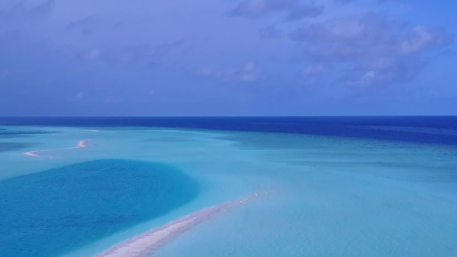 在蓝色泻湖和白色海滩的背景下完美的无人机在海滩上航行视频的预览图