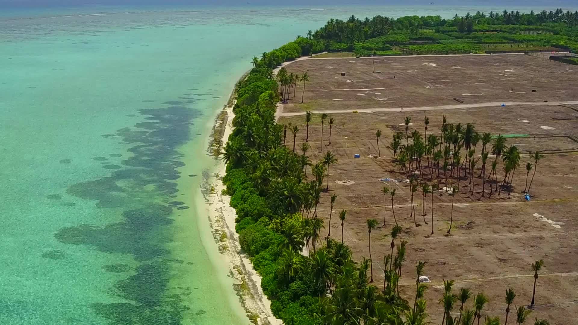 以清洁沙土背景的清海为例直径宽阔的海洋打破了海岸海滩视频的预览图