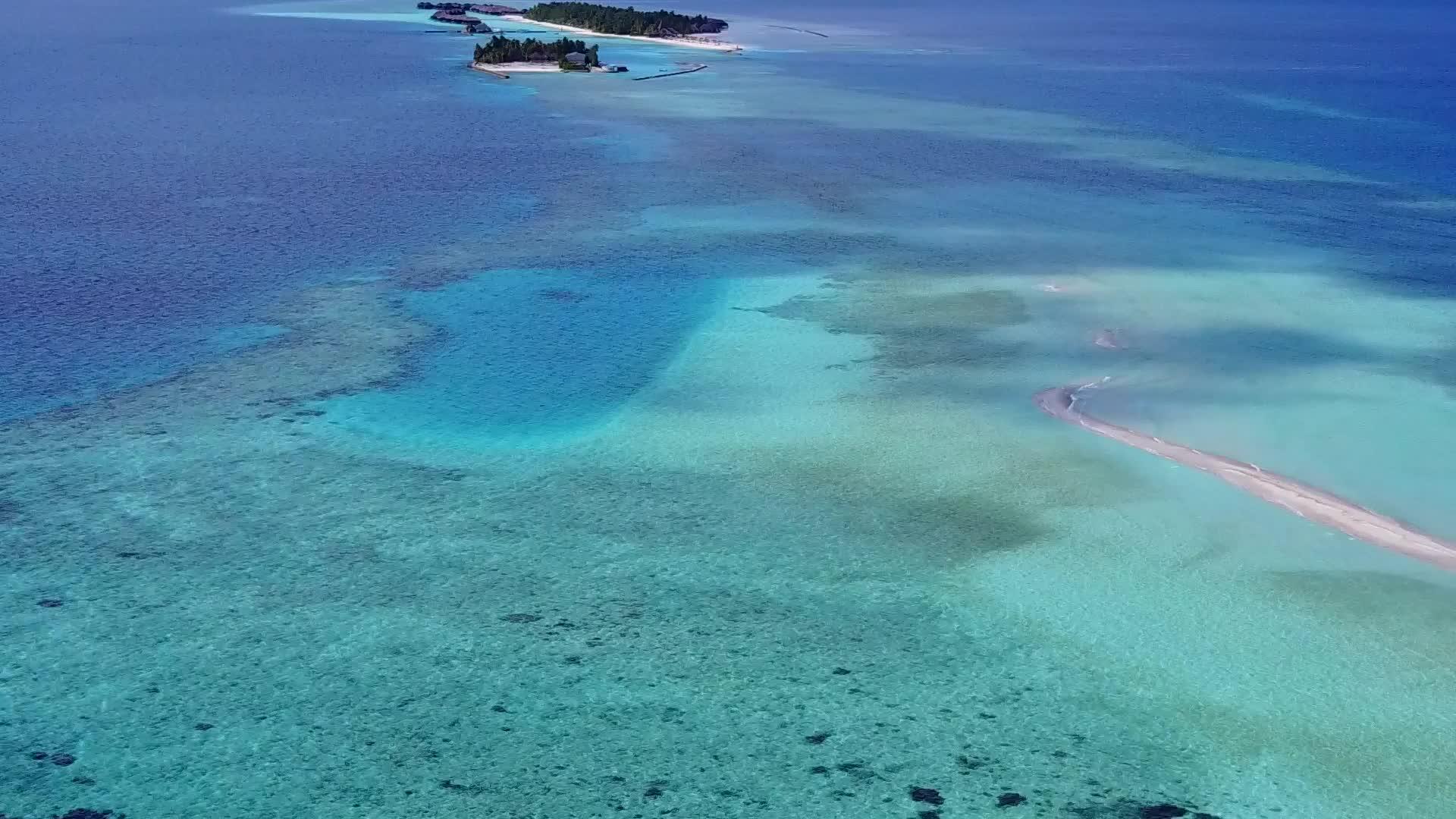 蓝绿色的海洋和白色的沙沙背景Ervictive视频的预览图