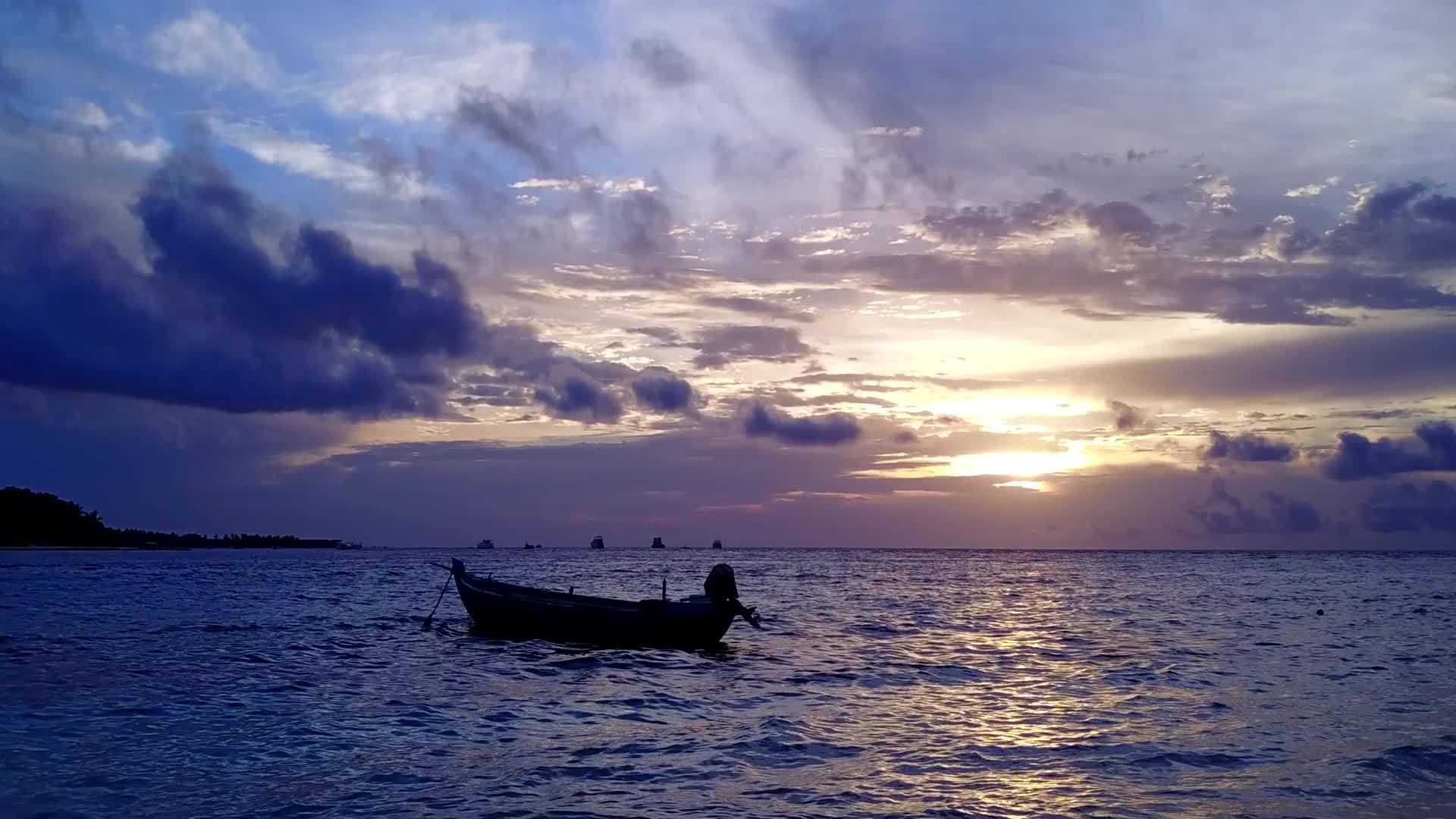 在干净的沙质背景下蓝色的海水和安静的旅游海滩之旅视频的预览图