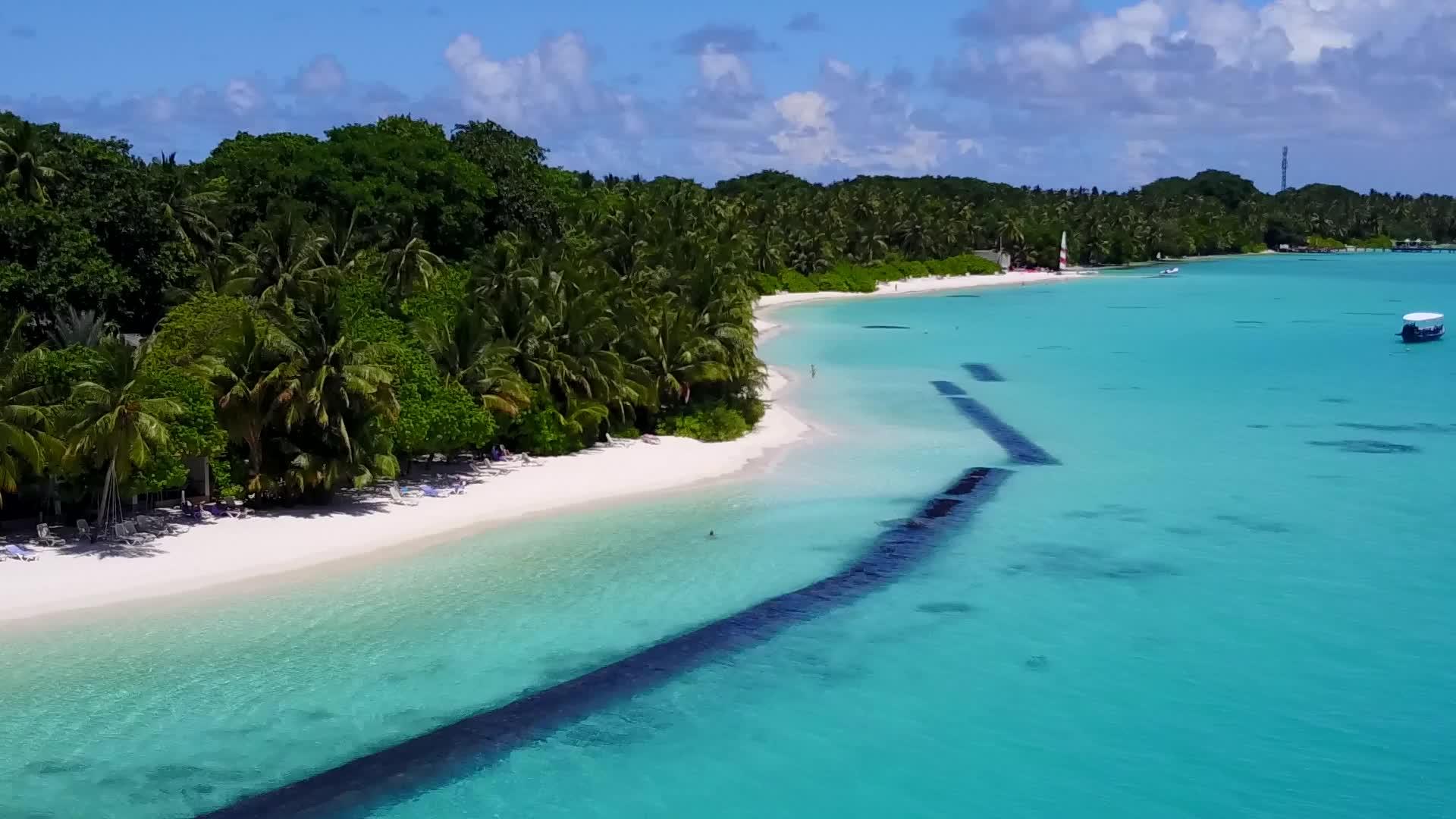 空中无人驾驶飞机拥有完美的岛屿海滩时间和白色海滩视频的预览图
