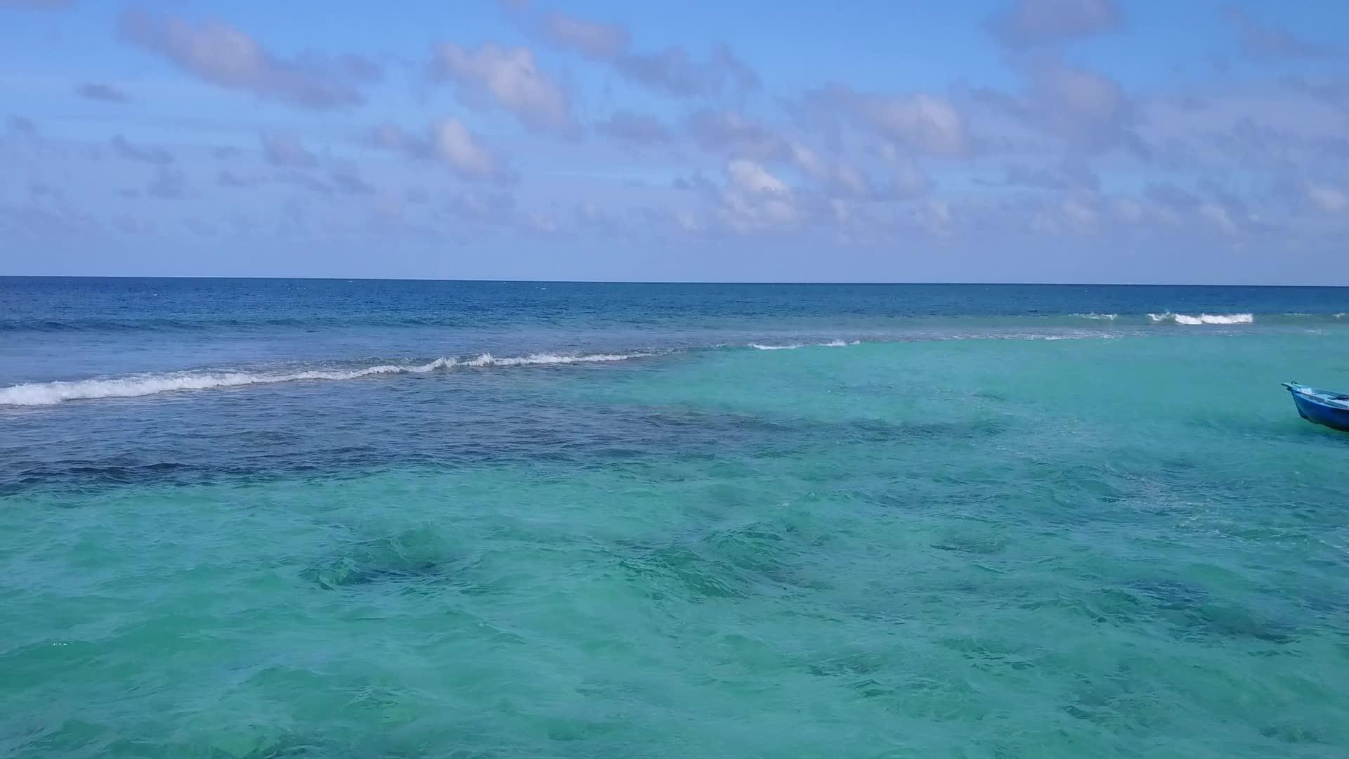 白沙背景浅水海洋泻湖海滩度假无人机观天空视频的预览图