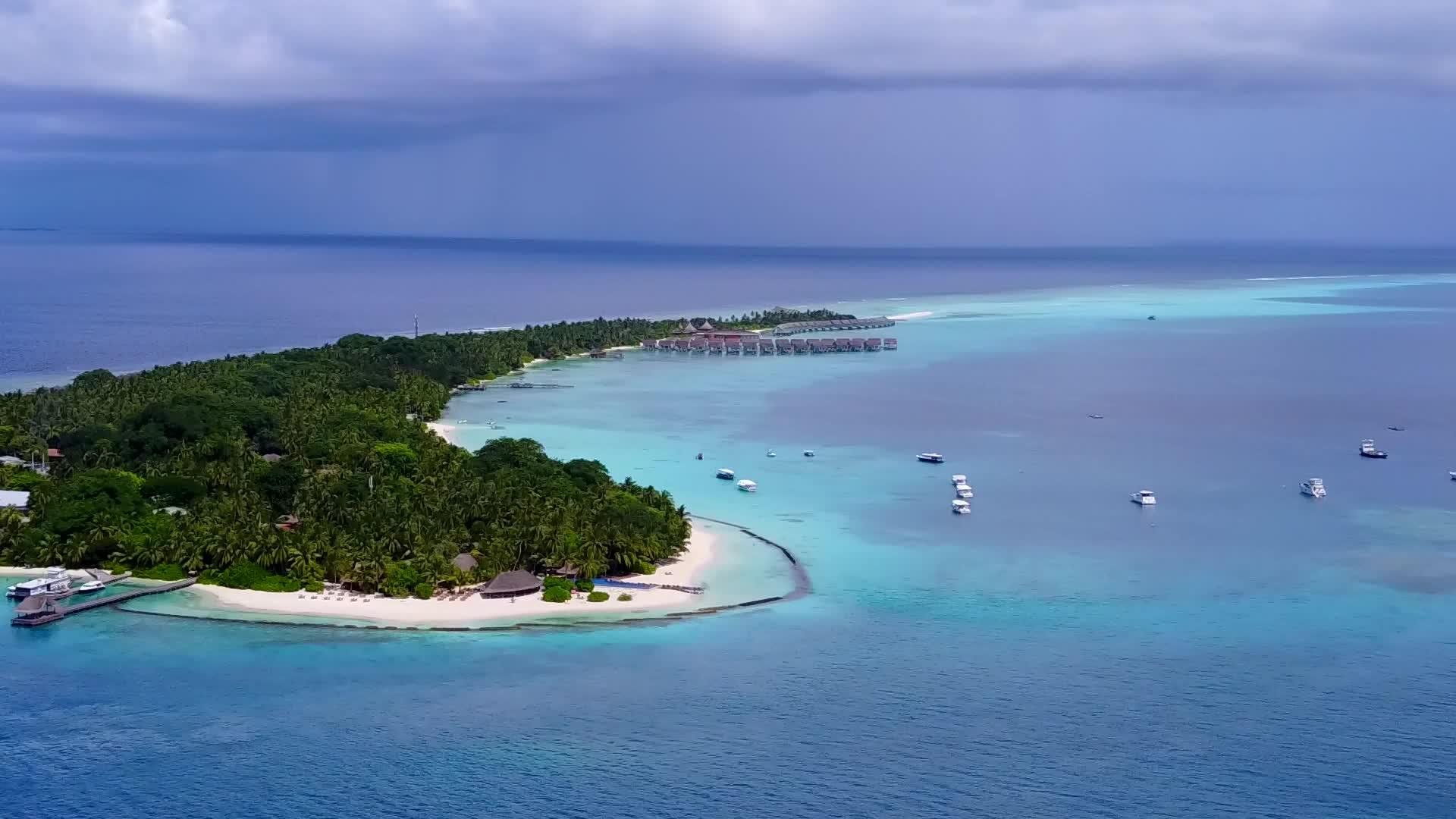 蓝海和白沙的海洋环礁湖海滩冒险航行视频的预览图