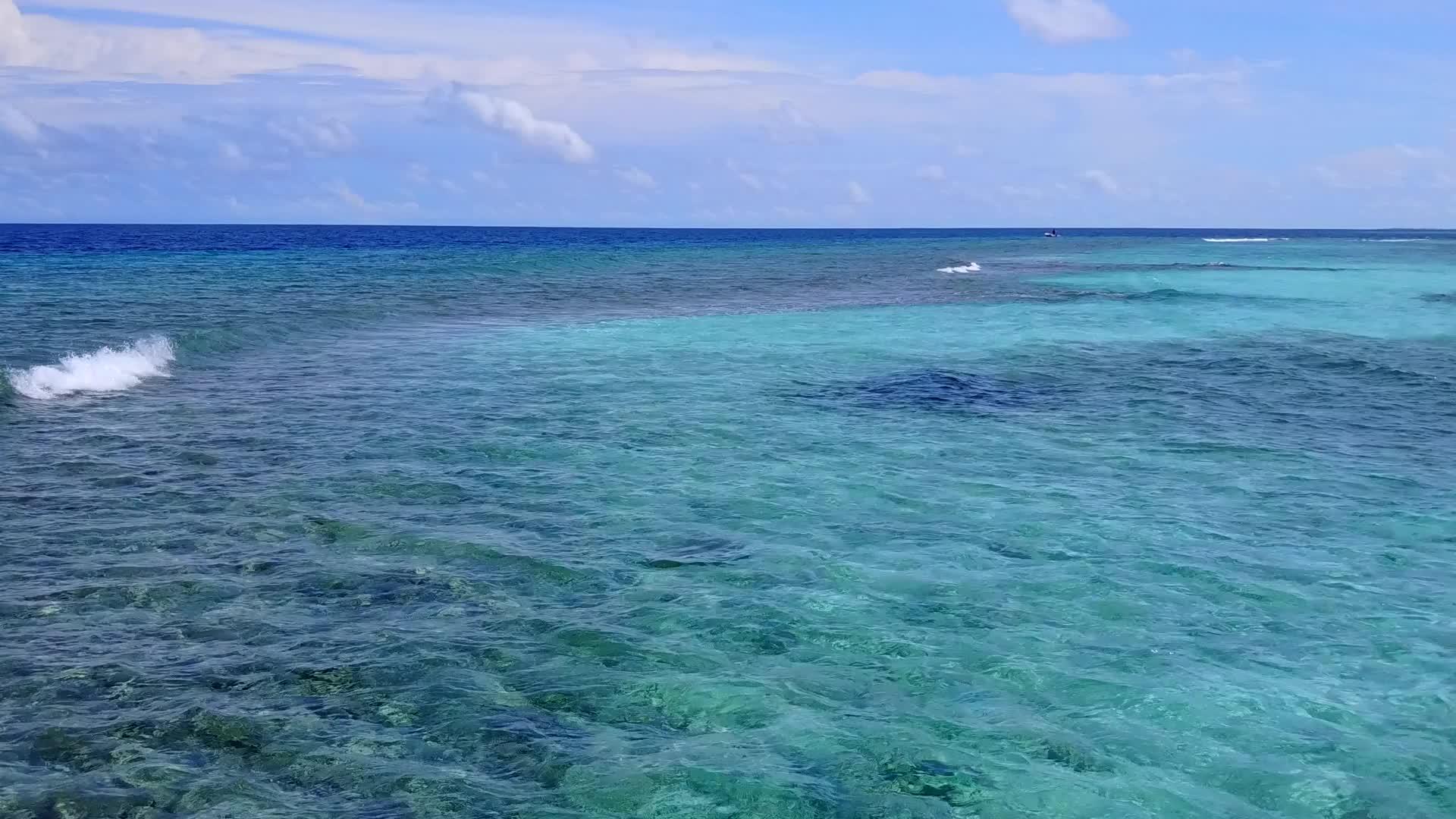 蓝色环礁从蓝色环礁和白色环礁沿海航行视频的预览图