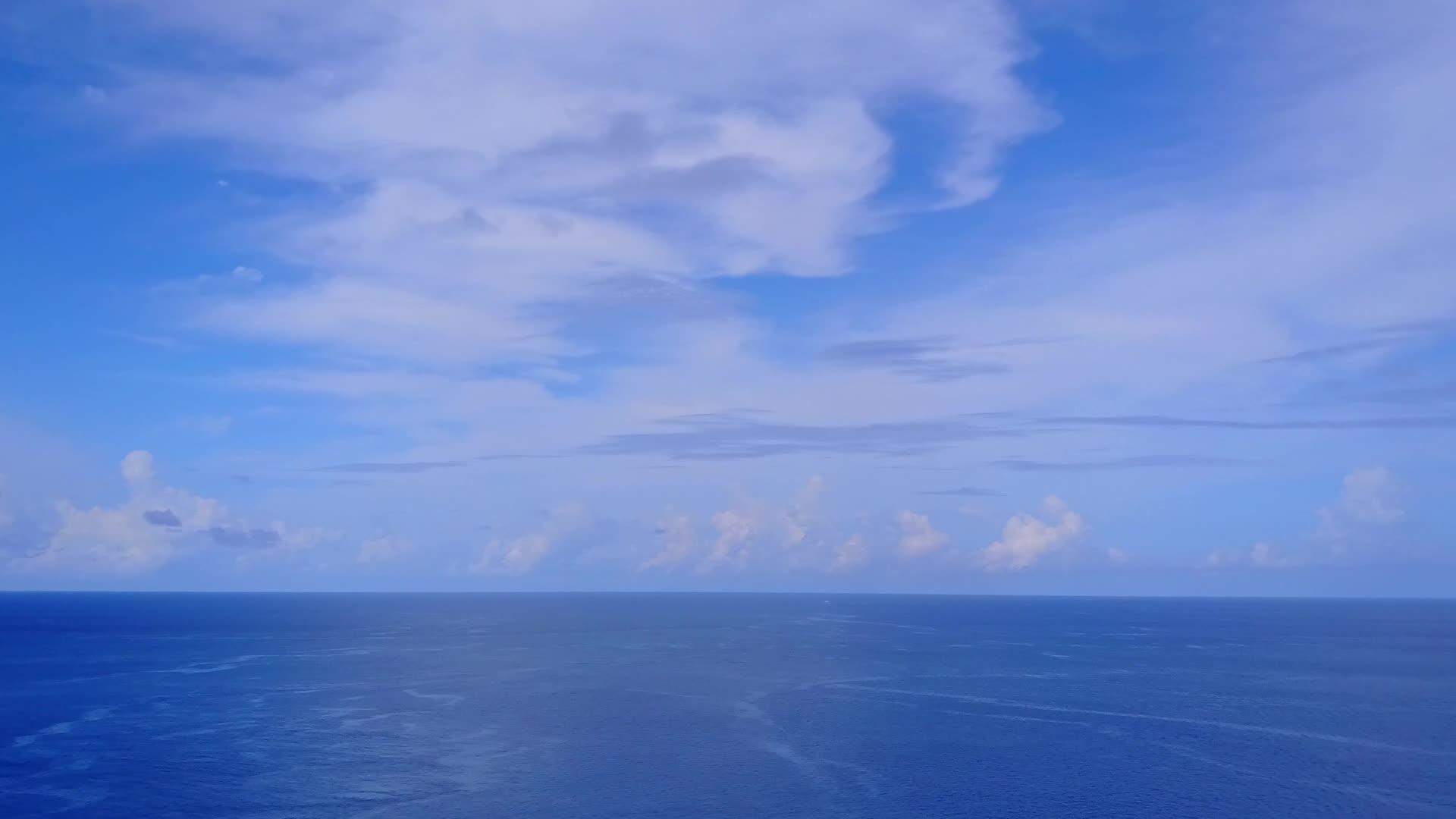 浅环礁湖和白色海滩背景的海洋海岸海滩航行视频的预览图