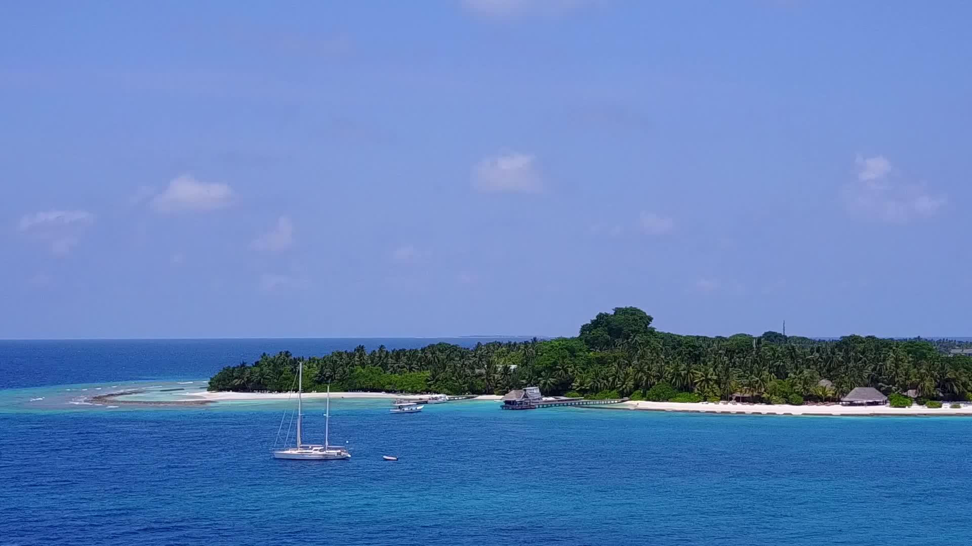浅海和白沙底浅海和白沙背景环礁湖海滩航行无人驾驶视频的预览图